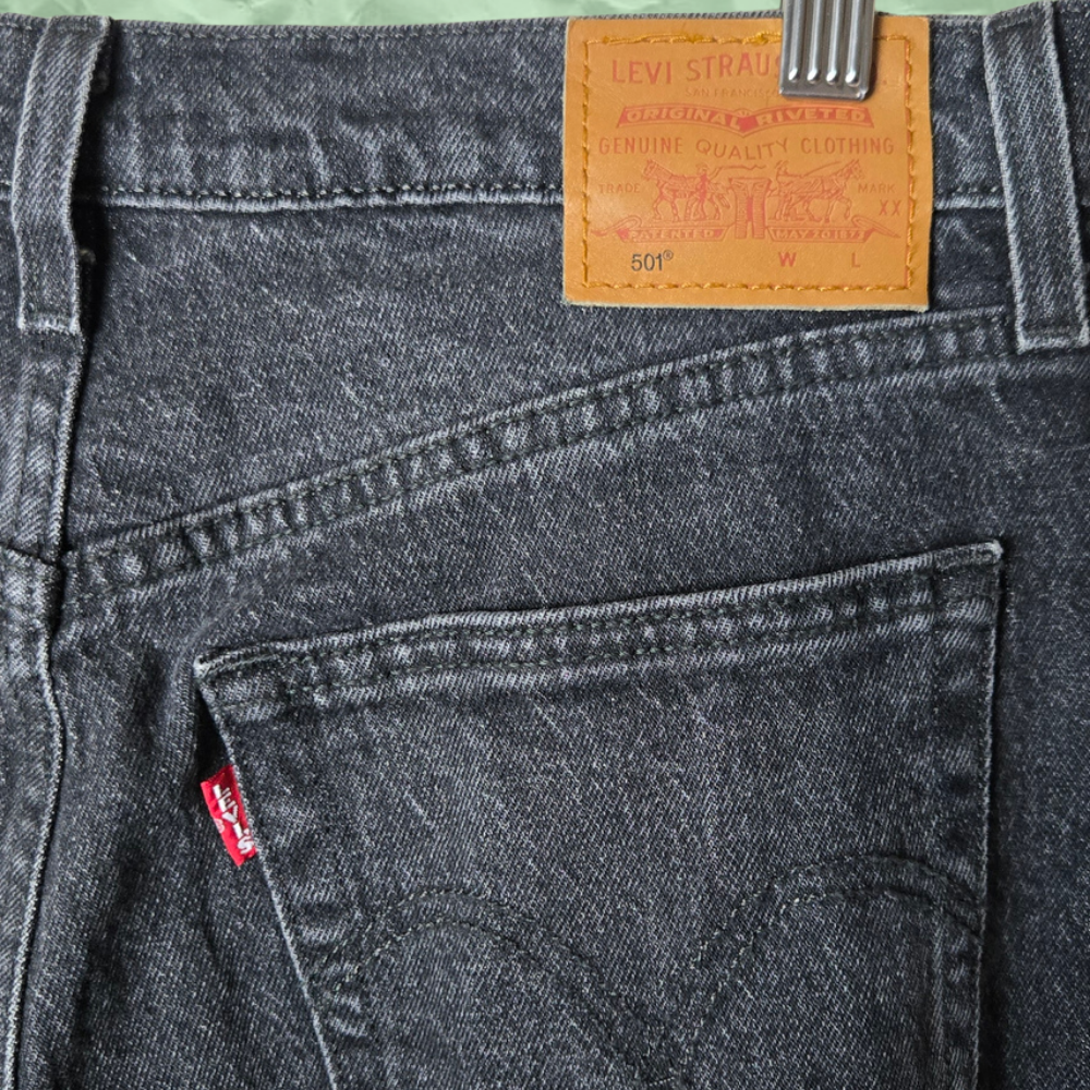 black levi's d (2).png