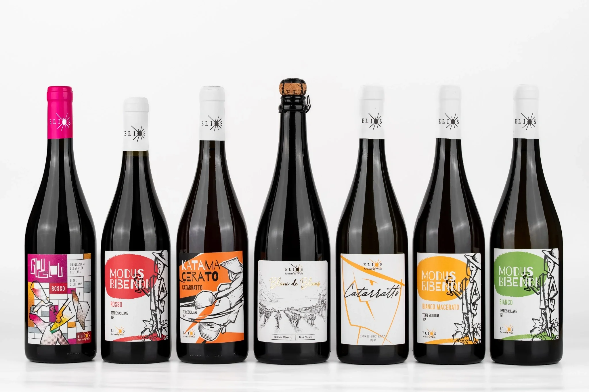 Collezione di vini naturali Elios, tra cui Catarratto, Nero d'Avola e vino arancione della Sicilia.