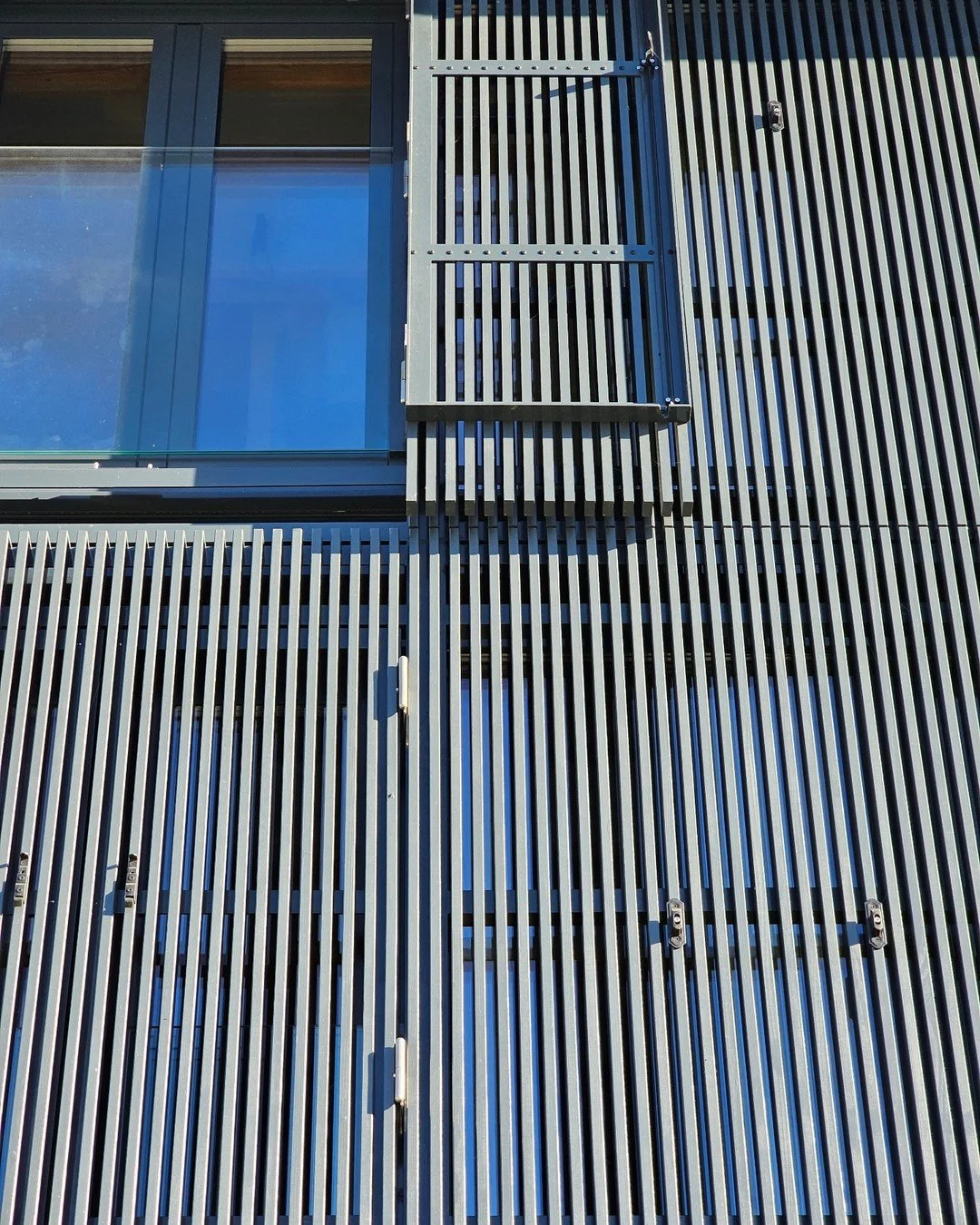 Alles aus einer Hand 🤍🤍🤍
Pfosten-Riegel-Fassade mit integrierten Fenster-Elementen und Absturzsicherungen sowie einer Fensterladen-Sonderkonstruktion f&uuml;r eine durchg&auml;ngige Fassadenverkleidung aus Holz.
Technisch sauber gel&ouml;st, ruhig