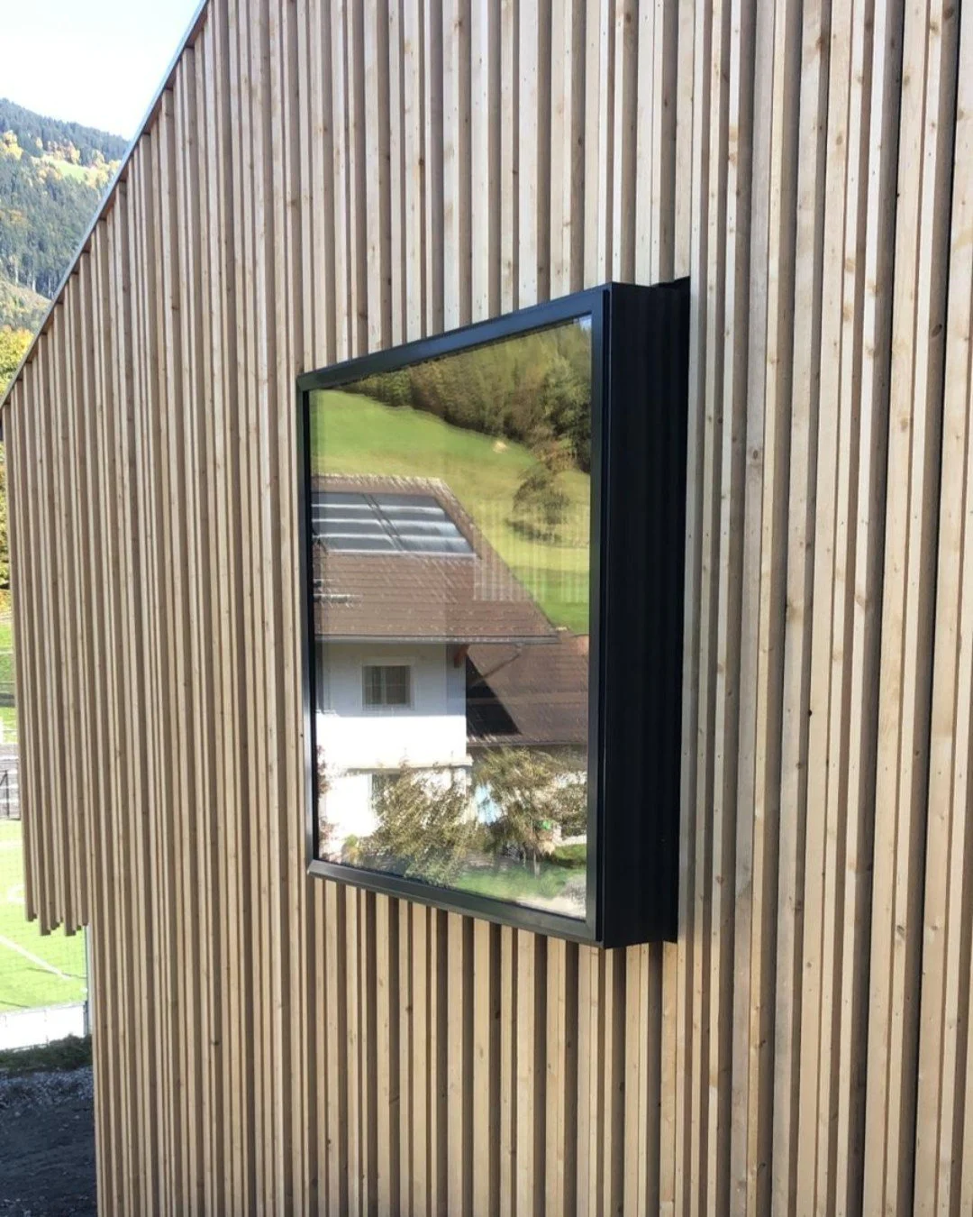 Ein sch&ouml;nes architektonisches Detail:
Eine auskragende Pfosten-Riegel-Konstruktion, von uns geplant, gefertigt und mit einer pr&auml;zisen Fixverglasung ausgef&uuml;hrt.
Klar eingepasst, sauber umgesetzt und stimmig im Gesamtbild.

Gute Planung,