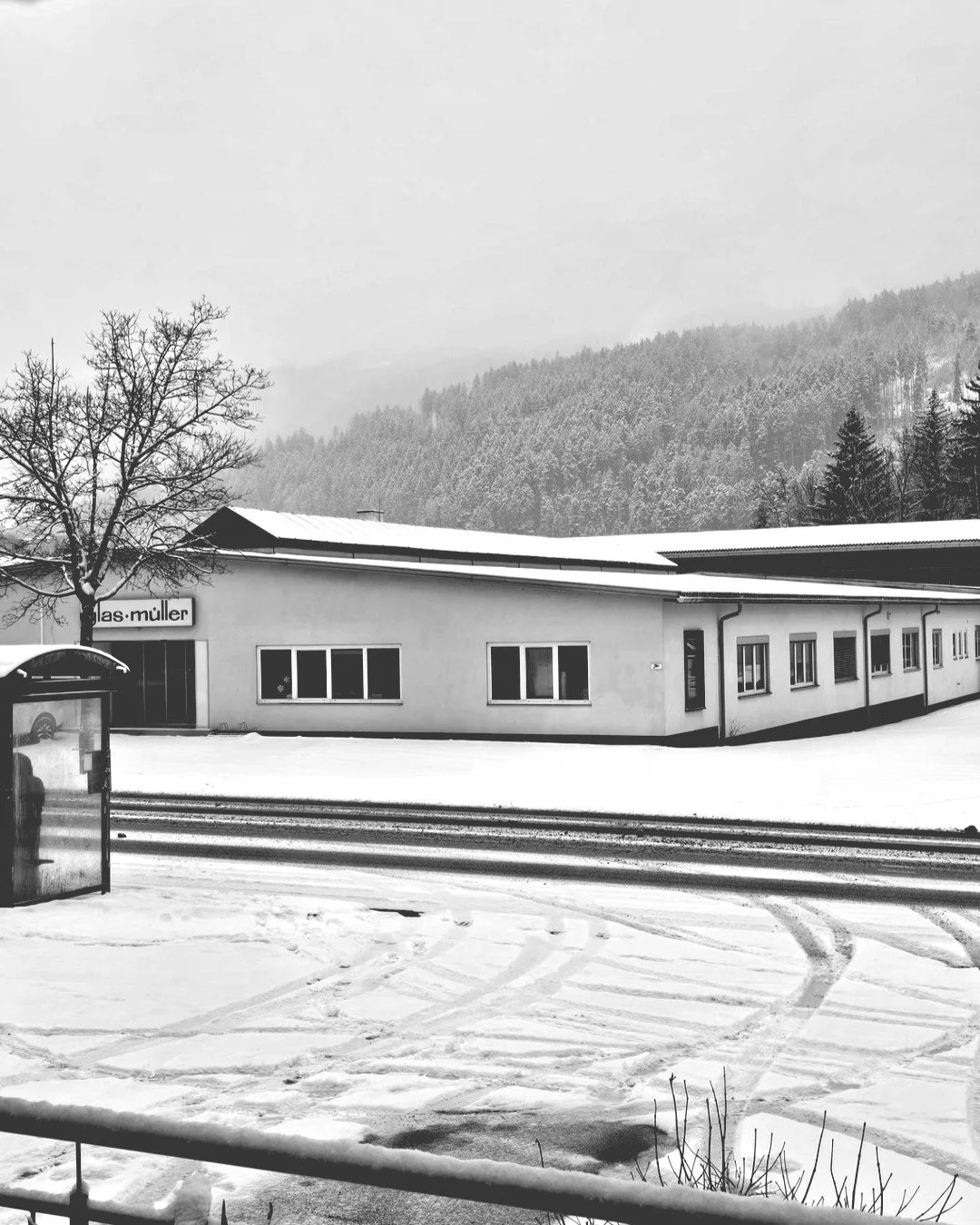 Ruhige Tage liegen hinter uns &ndash; Zeit f&uuml;r Familie und zum Durchatmen.
Ab Montag 12.01.26 sind wir wieder wie gewohnt f&uuml;r euch da.
Pers&ouml;nlich, verl&auml;sslich und mit echter Handschlagqualit&auml;t.
❄️❄️❄️

#glasm&uuml;ller #glas 