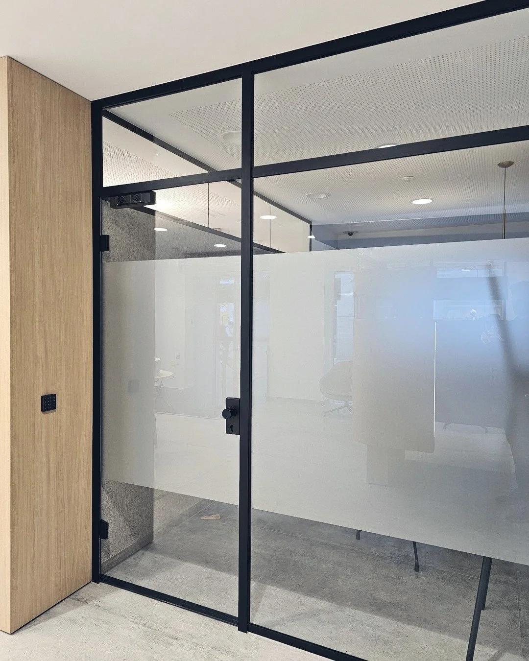 Jedes Projekt beginnt mit Zuh&ouml;ren 💙💙💙
Mit individueller Beratung, dem Blick f&uuml;rs Detail und dem Verst&auml;ndnis daf&uuml;r, wie ein Raum wirklich genutzt wird.
Aus Erfahrung und handwerklichem Know-how entstehen so Glasl&ouml;sungen, di