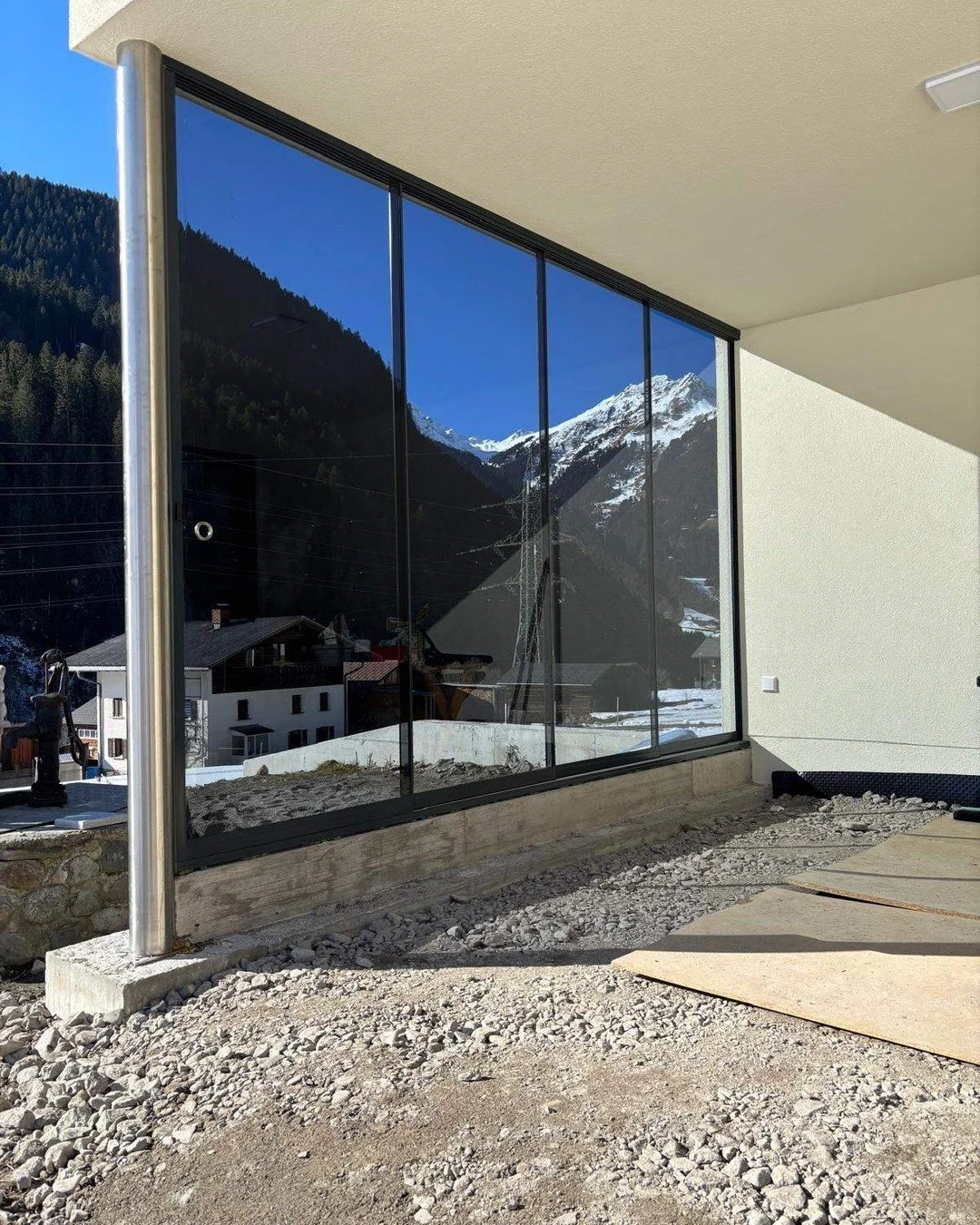 Saubere Ausf&uuml;hrung, hochwertige Materialien und ein Ergebnis, das &uuml;berzeugt 🤍🤍🤍

Diese Ganzglasl&ouml;sung dient als zuverl&auml;ssiger Windschutz, ohne den freien Blick nach drau&szlig;en einzuschr&auml;nken. Die unten laufende Konstruk