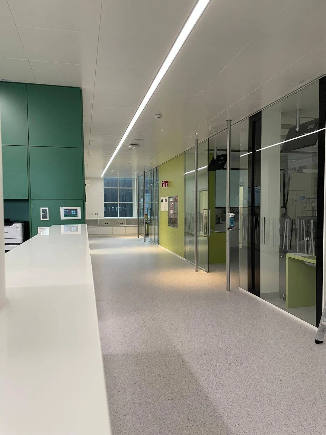 Klare Linien, durchdachte L&ouml;sungen und h&ouml;chste Pr&auml;zision.
💚💚💚
Bei diesem Projekt wurden moderne Glastrennw&auml;nde mit Schiebet&uuml;ren umgesetzt, erg&auml;nzt durch eine automatische Schiebet&uuml;re f&uuml;r einen komfortablen u