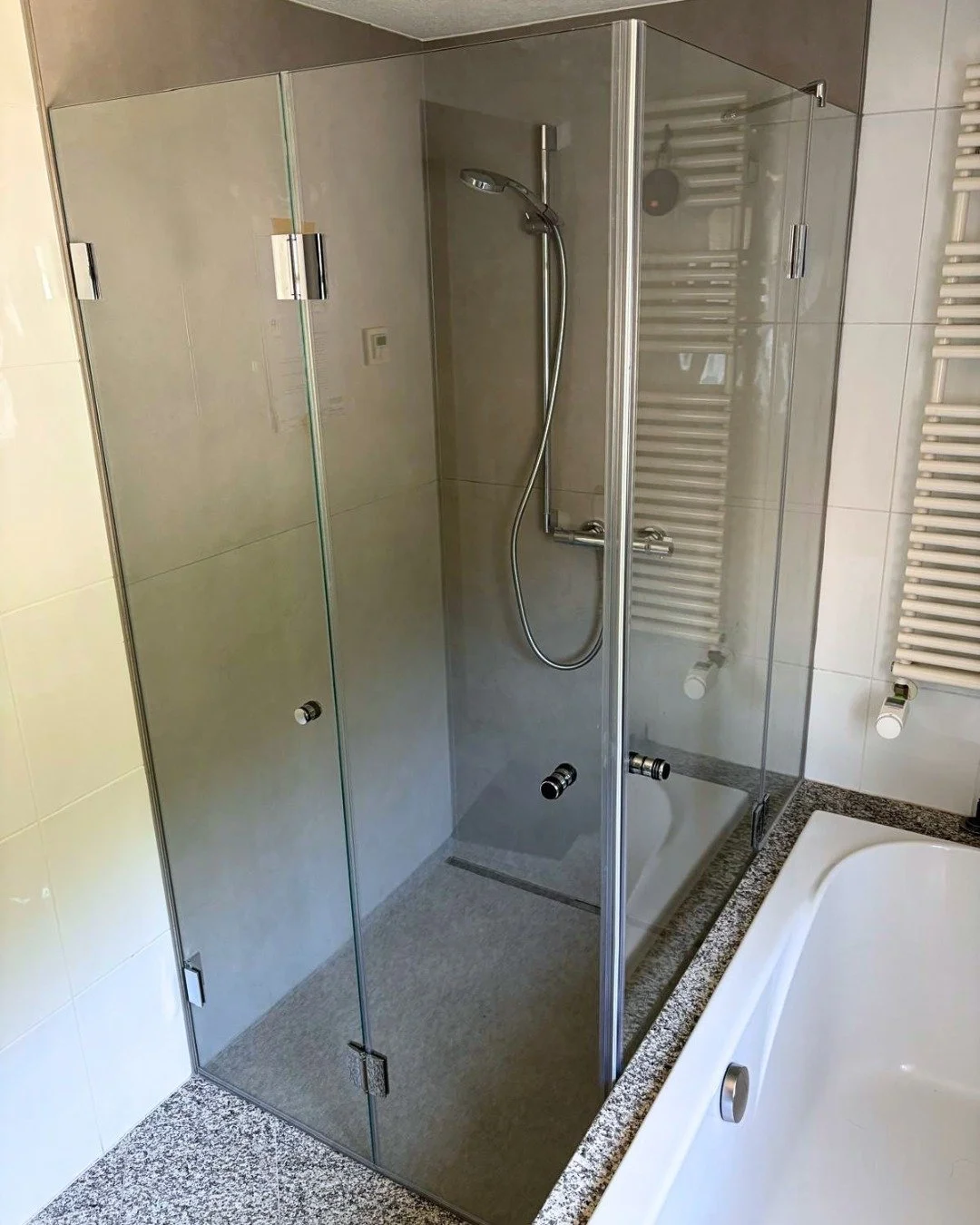Glasdusche f&uuml;r kleine B&auml;der 💙

Auch kleine B&auml;der bieten gro&szlig;es Potenzial.

Diese ma&szlig;gefertigte Glasdusche wurde exakt an die r&auml;umlichen Gegebenheiten angepasst. Die transparente Verglasung sorgt f&uuml;r ein offenes R