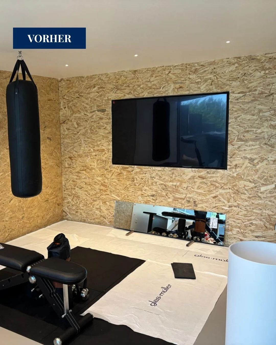 💙 Mehr Raum. Mehr Wirkung. Wir machen's.

Swipe nach rechts &ndash; aus einem schlichten Trainingsraum ist ein hochwertiges Home Gym geworden.

Die ma&szlig;gefertigte Spiegelwand schafft ein gro&szlig;z&uuml;gigeres Raumgef&uuml;hl, bringt mehr Lic