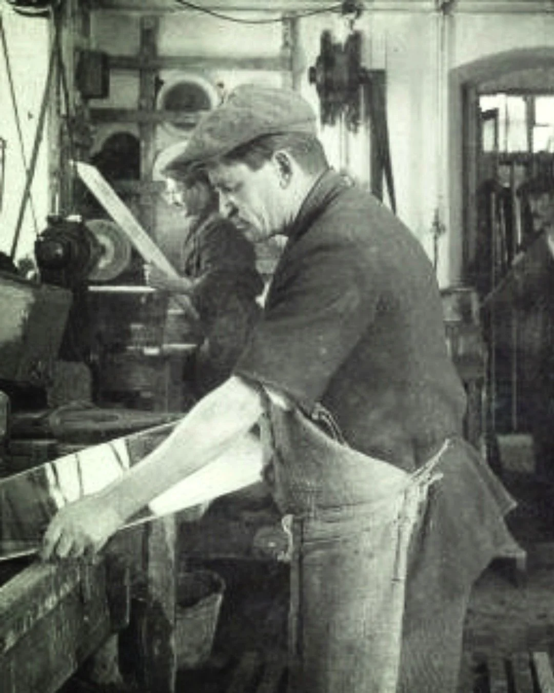 Tradition, die uns pr&auml;gt. 💙

Dieses Foto erinnert daran, wo unsere Geschichte begonnen hat. Seit 1888 stehen wir f&uuml;r Verl&auml;sslichkeit, echtes Handwerk und Handschlagqualit&auml;t &ndash; Werte, die uns bis heute begleiten.

#glasmuelle