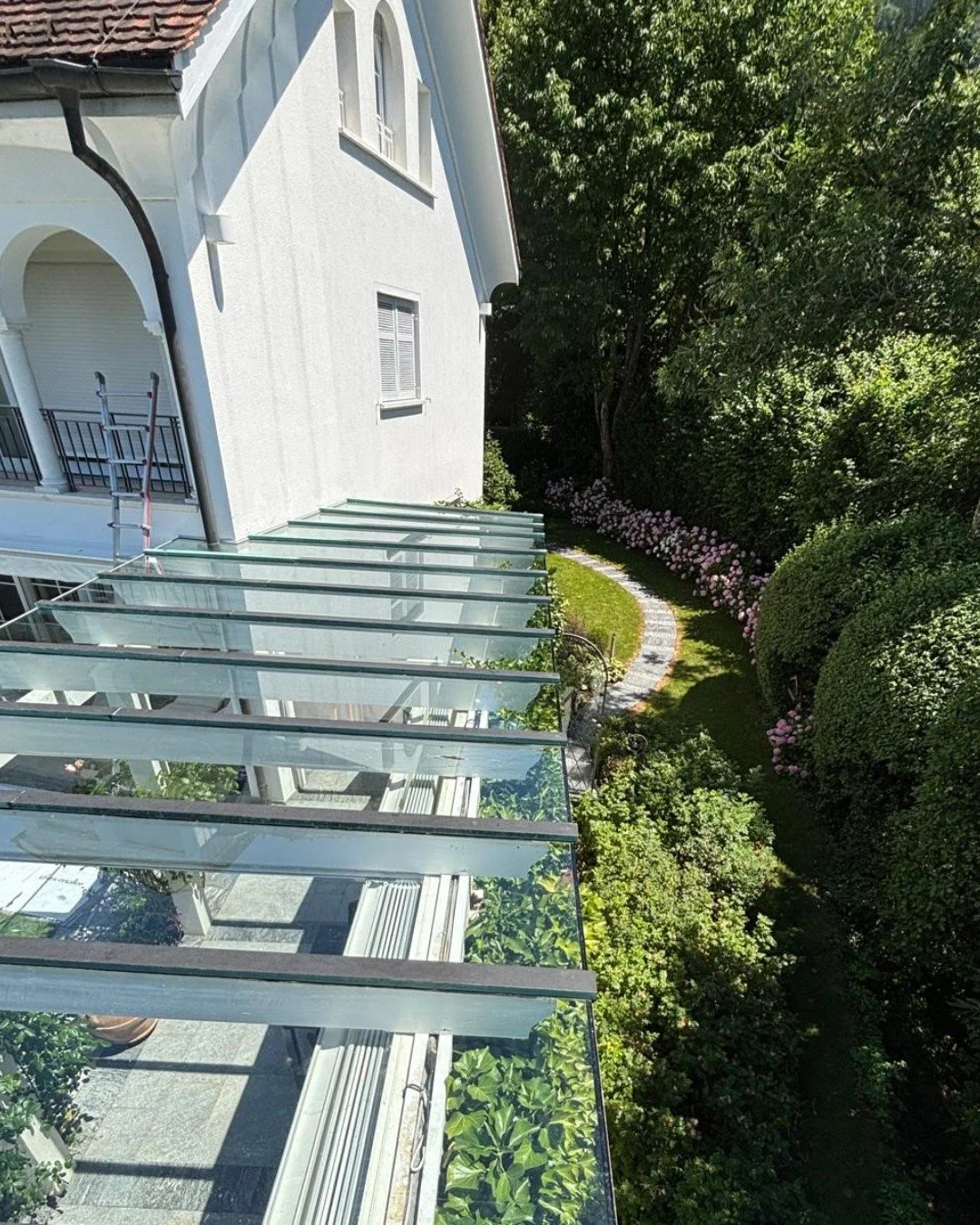 Glasdach-Sanierung 💙

Nicht immer muss ein Glasdach komplett erneuert werden.

Bei diesem Projekt wurden die bestehenden Glasscheiben und Klemmleisten erhalten. Die Klemmleisten wurden sorgf&auml;ltig demontiert, mit neuen Dichtungsgummis versehen u