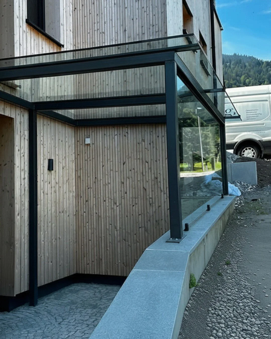 Eingangs&uuml;berdachung aus Glas 💙

Der Eingangsbereich ist die Visitenkarte eines Hauses.

Diese ma&szlig;gefertigte Glas&uuml;berdachung sch&uuml;tzt zuverl&auml;ssig vor Wind und Wetter, l&auml;sst gleichzeitig viel Tageslicht herein und f&uuml;
