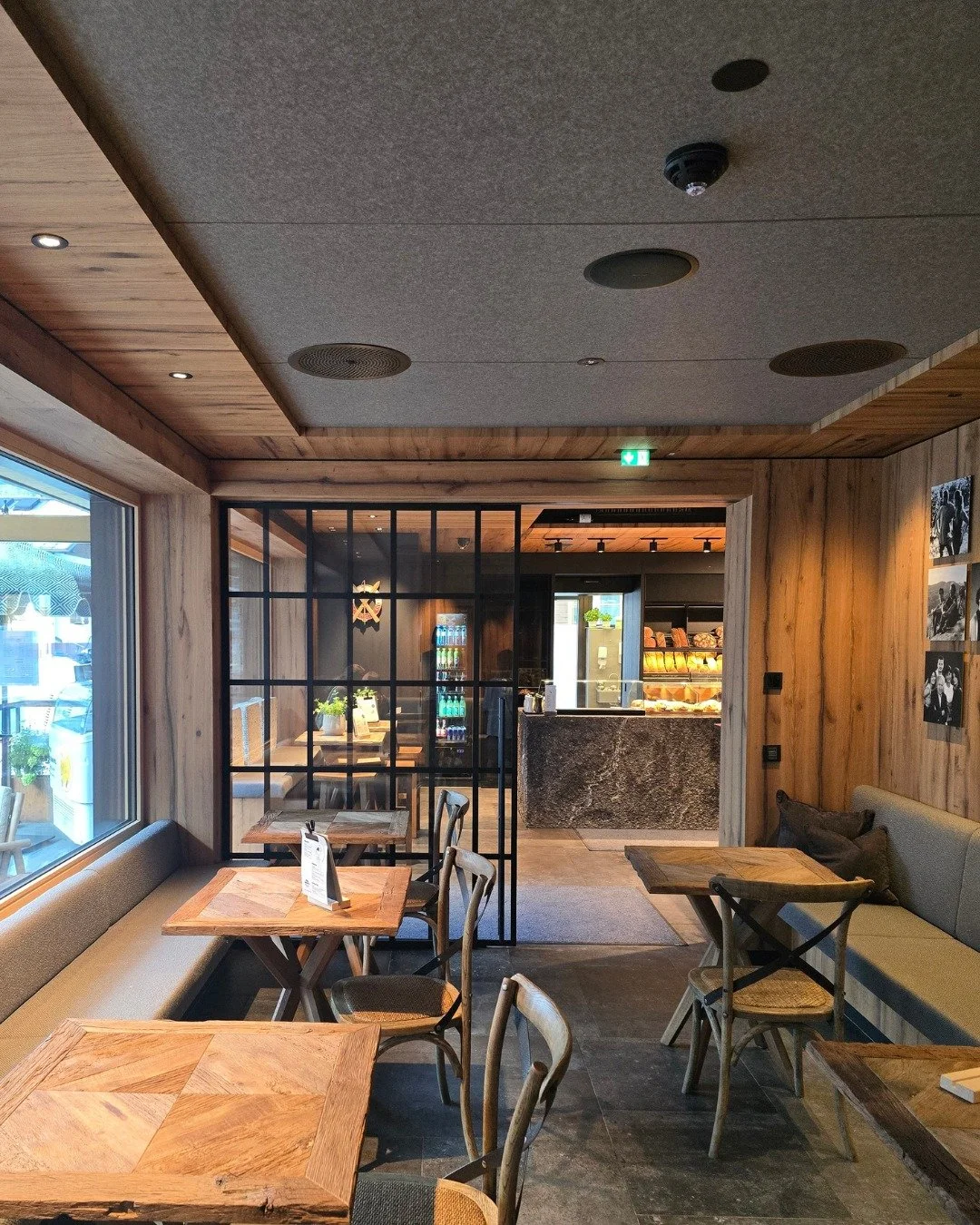 Loft-Style trifft auf alpines Ambiente. 🖤

F&uuml;r die Backstube Lech durften wir diese Schiebet&uuml;re im Loft-Style als individuelle Sonderanfertigung umsetzen.

Schwarze Sprossen, viel Glas und eine ma&szlig;gefertigte L&ouml;sung, die sich per