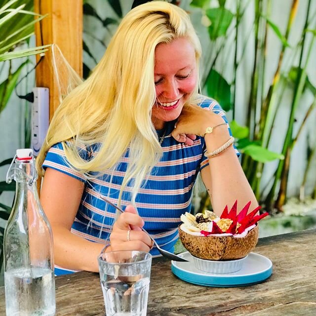 That look you get when your a&ccedil;a&iacute; bowl comes out ❤️❤️❤️
.
.
.
#acai #acaibowl #coconut #natural #cafe #fruits #healthy #healthcafe #healthyliving #mealplans #selflove #fuelyourbody #gymlife #happy #love #southlombok #surferstyle #islandl