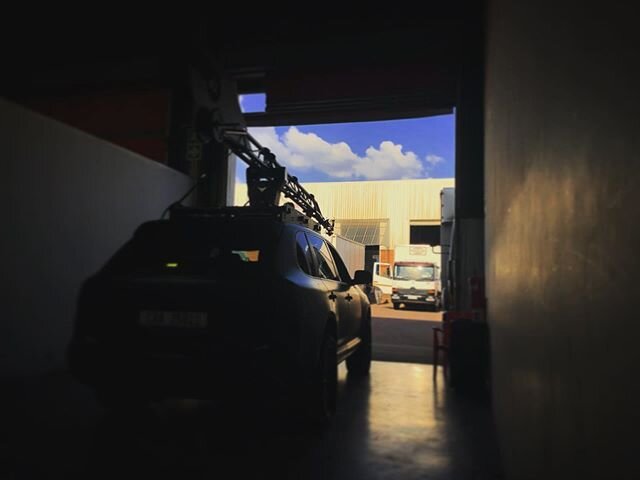 Ready to chase cars at night 🇿🇦🎥
Thanks #panavisionjohannesburg for the hospitality. 
#motocraneultra #motocrane_team #motocranefamily #porschecayenneturbo #notarussianarm #chasecar #armcar #cinematography #gearporn #nightshoot
