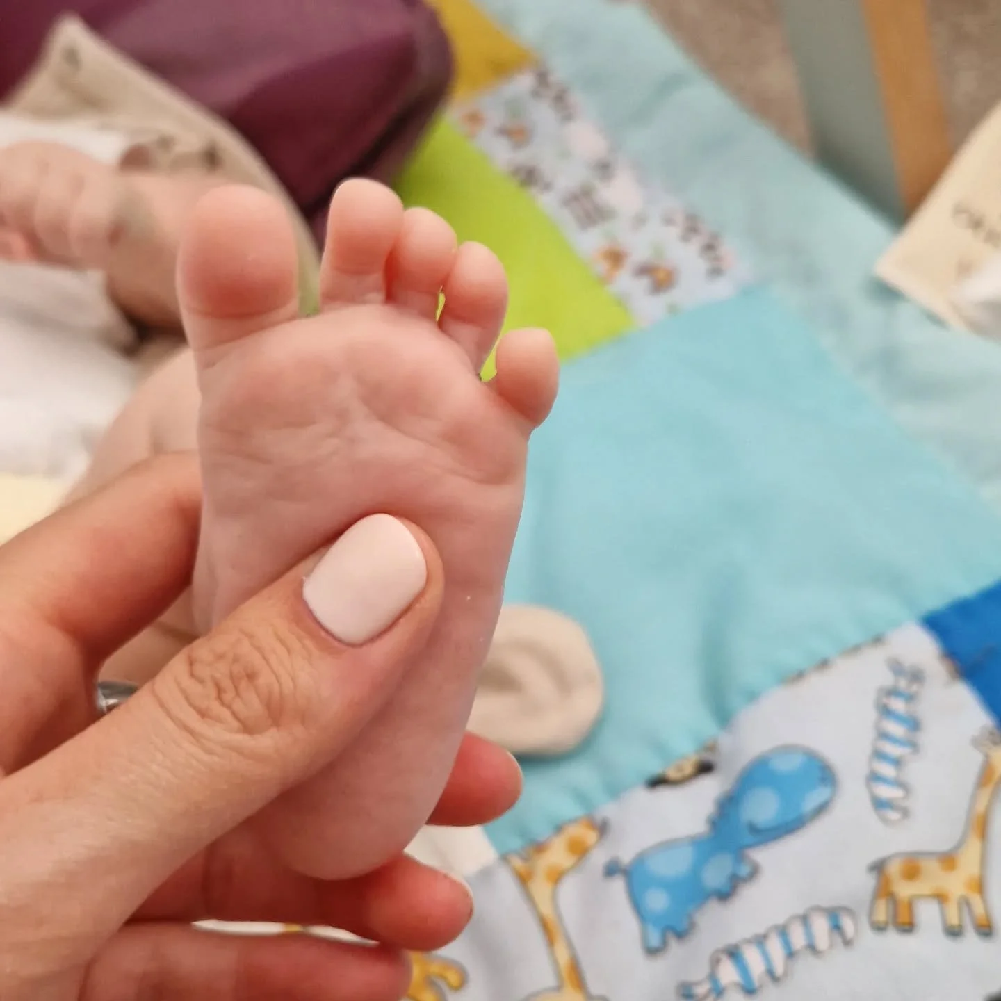 Not one bit of dry skin or shoe damage on these little trotters! I am a huge fan of reflexology for EVERYONE, including children and babies 👶 

Treatments are adapted in a few ways: pressure, medium, and treatment time. The parent/guardian/carer is 