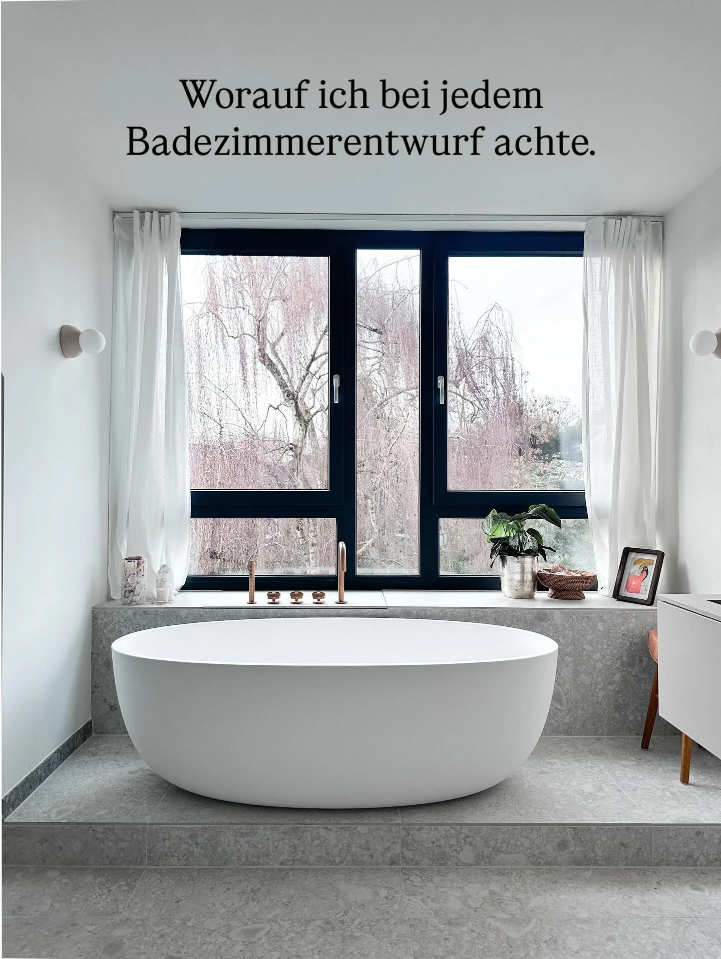 Jeder Badezimmerentwurf beginnt f&uuml;r mich mit den gleichen Fragen:
Woher kommt das Licht?
Welche Materialpalette wird es?
Was braucht mein Kunde, um sich wohl zu f&uuml;hlen?
Wie hoch ist das Budget?

Und dann entsteht ein Bad, dass funktional, g