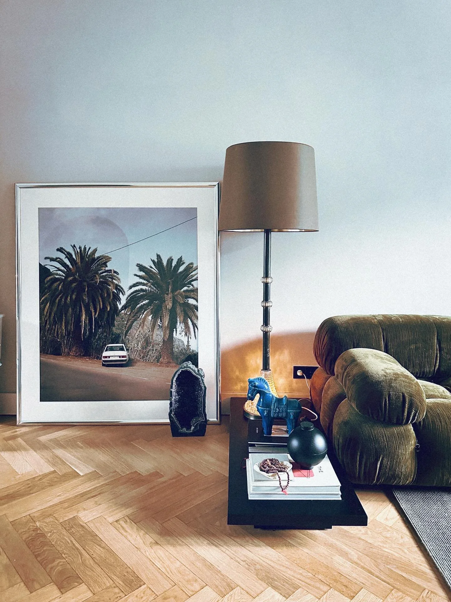 Diese Wand hat ein Geheimnis.: hinter dem Lehmputz verbirgt sich eine Wandheizung. Resultat: Es darf kein Nagel geschlagen werden. Also spiele ich mit unterschiedlichen H&ouml;hen: Stelle die Stehleuchte auf ein Podest, lehne mein gr&ouml;&szlig;tes 