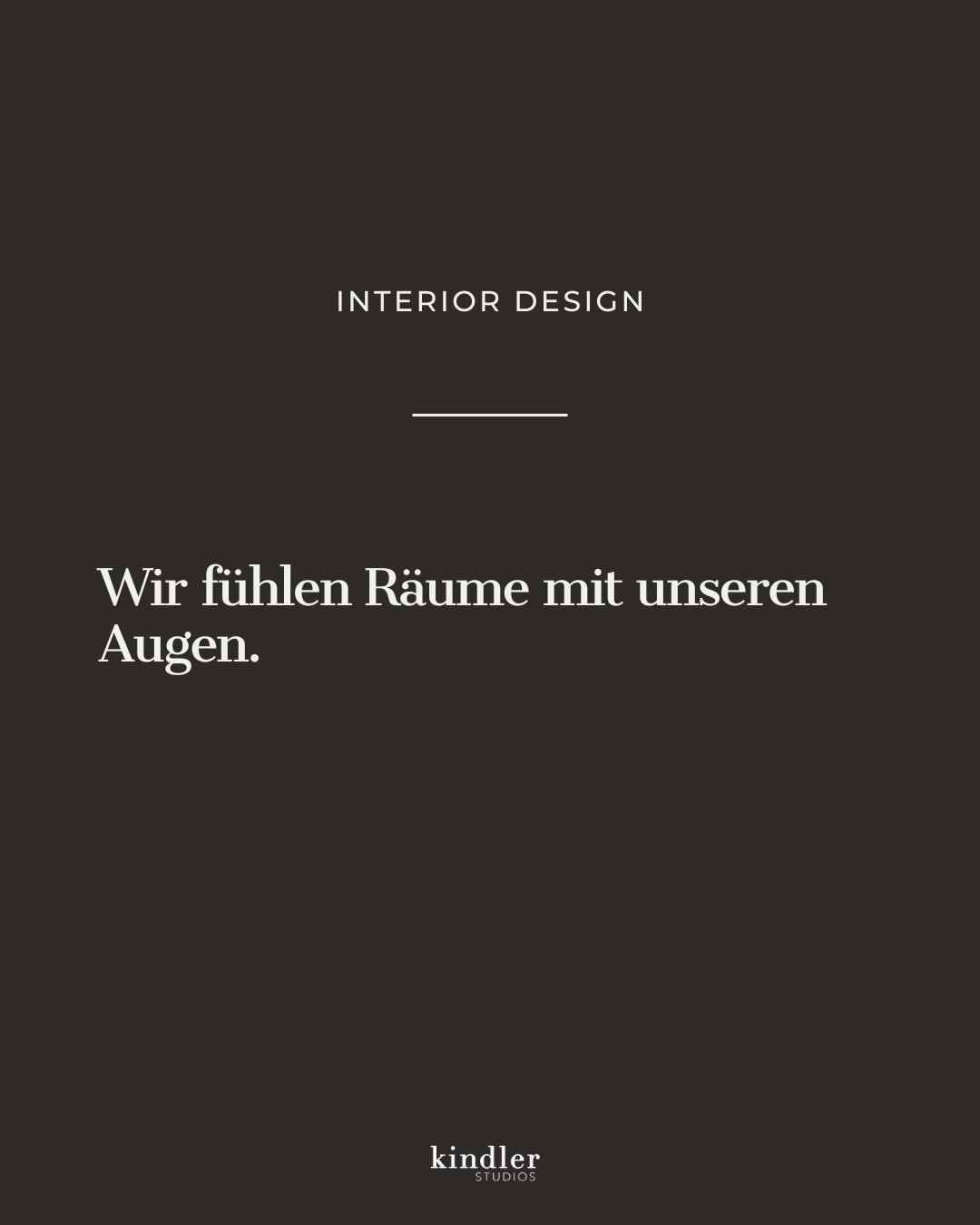 Wir glauben oft, R&auml;ume wirken durch das, was wir sehen.

In Wirklichkeit f&uuml;hlen wir sie.

Ein Blick reicht aus &ndash; und wir wissen sofort, ob es k&uuml;hl ist, weich, rau oder leicht.

Dieses Wissen tragen wir l&auml;ngst in uns. Das ist
