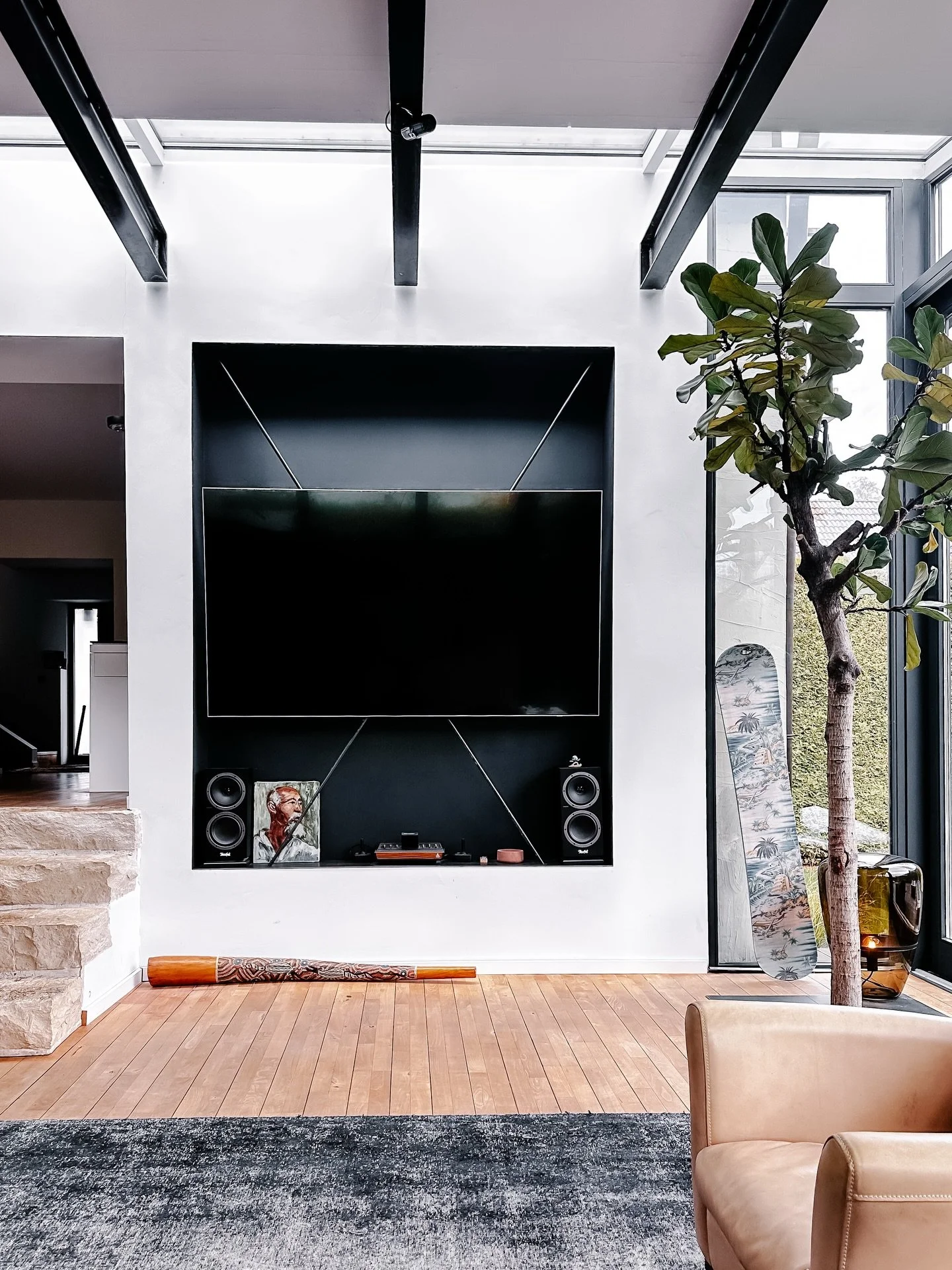 Das ist kein Zufall.
Sondern das Ergebnis einer Planung.
Zuvor hing der Fernseher plan vor der Wand und eingerahmt von einem Schrank mit noch mehr Technik. Als ich das Kreuz hinter der Wandverkleidung gesehen habe war klar: das muss man sehen. Die Te