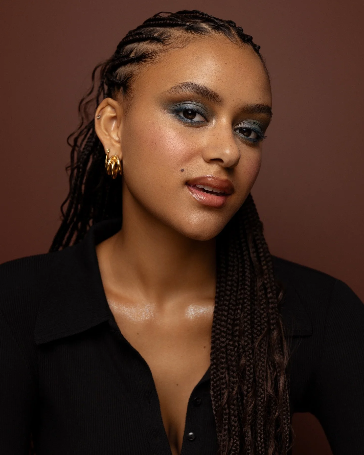 Maquillage des f&ecirc;tes sur la belle @zxeyy_ 
r&eacute;alis&eacute; exclusivement avec les produits de Lise Watier
Magazine &Eacute;clat, page 11 en vente chez @pjcjeancoutu 

Photographe @andreanne_gauthier 

.
#smokeyeyemakeup #magazineeclat #je