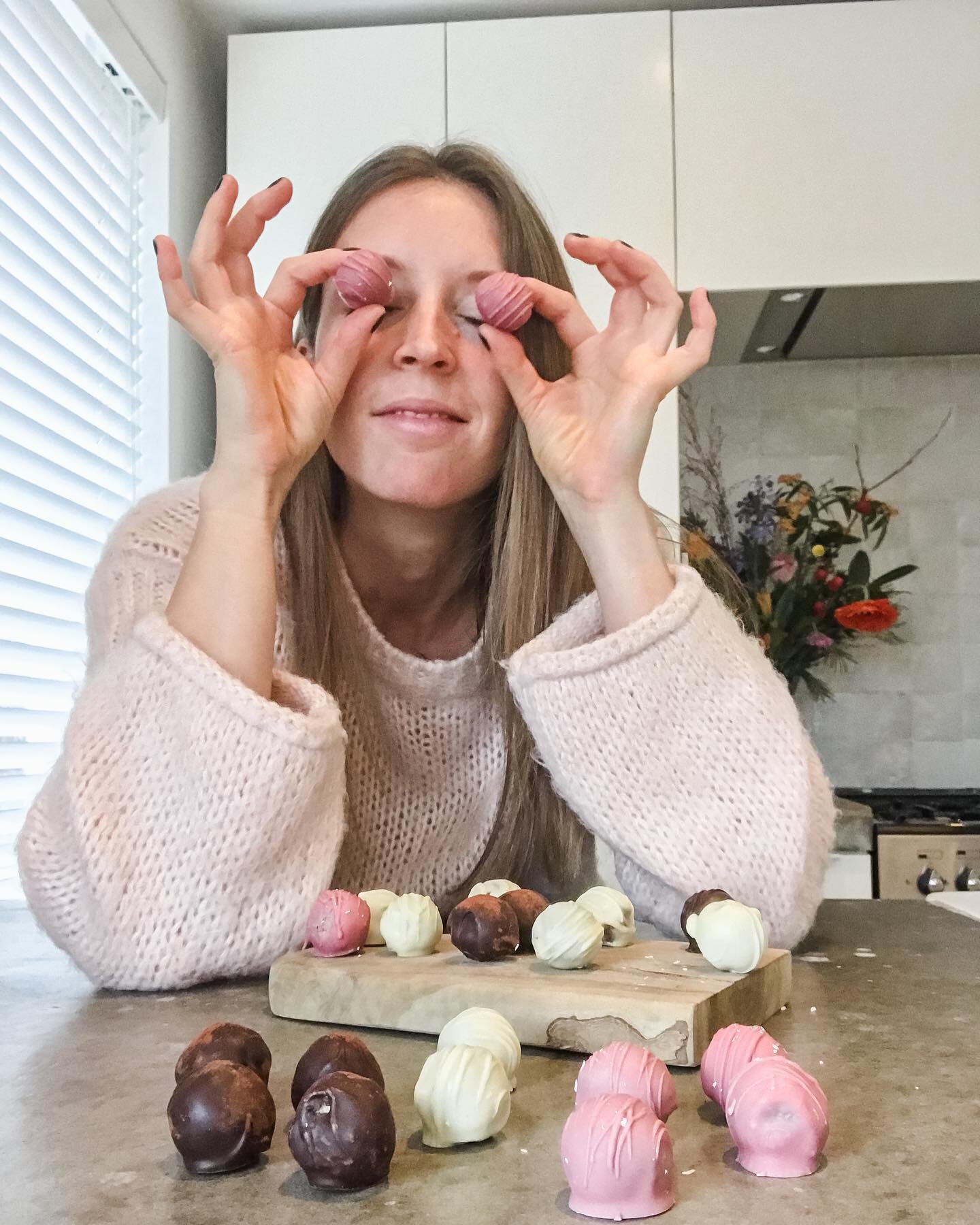 Who needs coffee on Monday when you have bliss balls? 

#motivationalmonday #ohhappyday #healthyblissballs #blissball #energyballs #fourflavors #healthsnack #kidsproof #feelinghungry #haveagoodday #blissballdelivery #fullflavor #noguilt