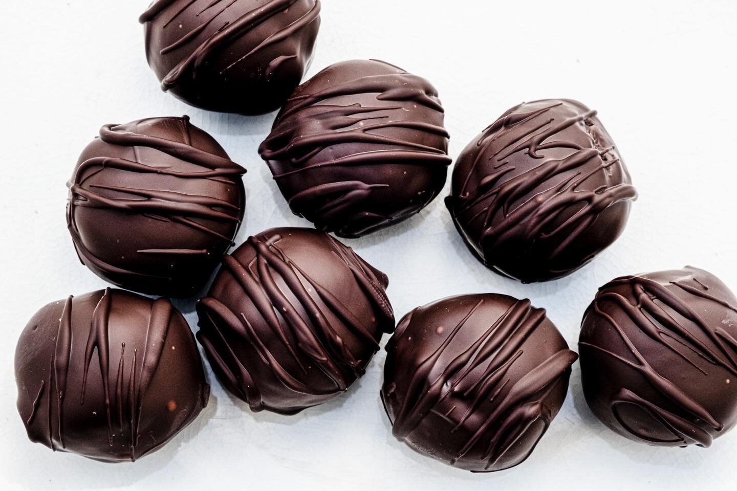 Healthy Valentine&rsquo;s treats!
Who wants some? 😍

#healthydessert #healthysnacking #healthygift #blissballs #deliciousbites #classiccacao #fourflavours #fullflavour #noguilt #datesandnuts #blissballdelivery