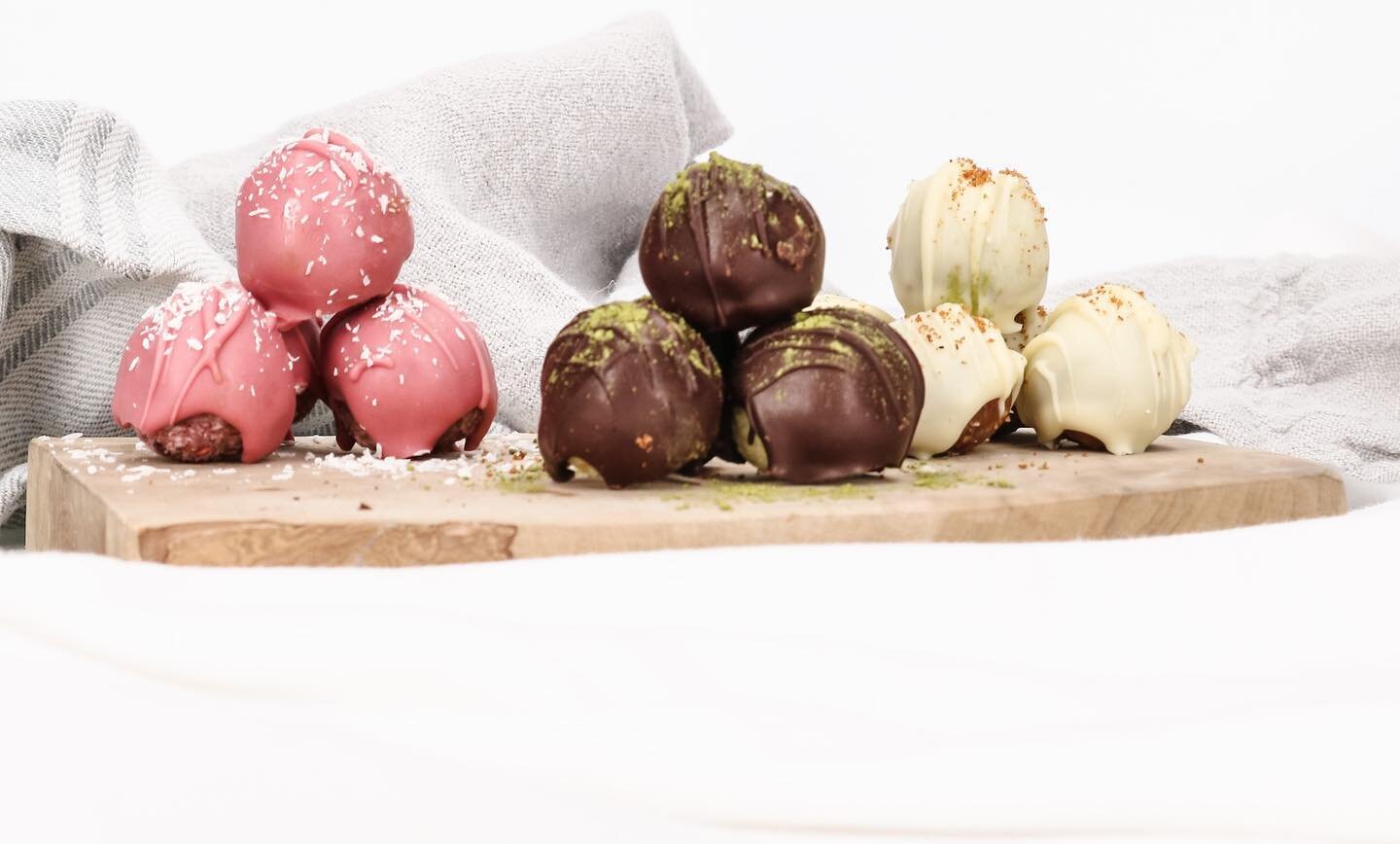Oh sunny day 

#thesecolours #healthysnacks #raspberry #chocolate #cashew #fullflavor #noguilt #healthydessert #ordernow