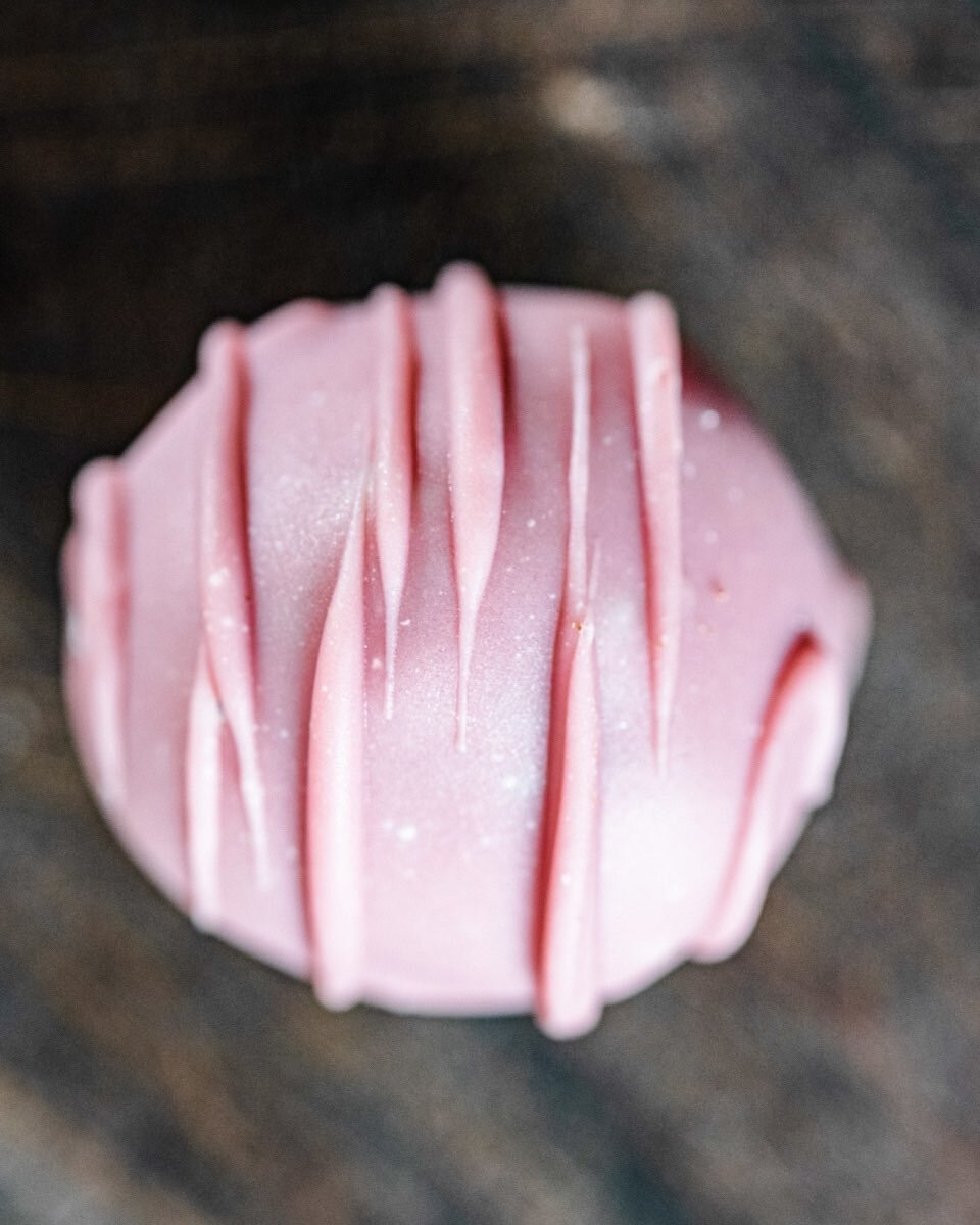 Come a little closer - do you smell that?
It&rsquo;s the smell of your healthy and guiltfree snack 🤗

#raspberryflavor #cashewandcoconut #rubychocolate #healthysnack #energyball #blissball #yourfavoritesnack #fullflavor #noguilt #blissballdelivery #