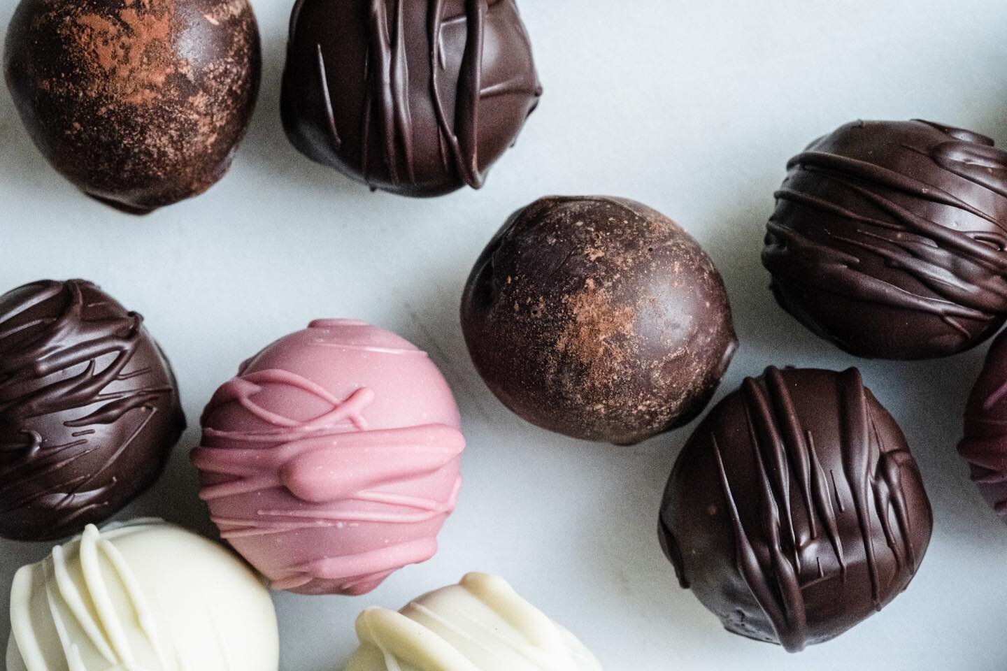 Let&rsquo;s get this day started !
This energy snack is the perfect match with your morning coffee 

#healthysnack #moreenergy #sweettreat #cappuccinomatch #deliciousandhealthy #sweetcravings #blissball #blissballsbyisa #fiveflavors #delivery #pickup