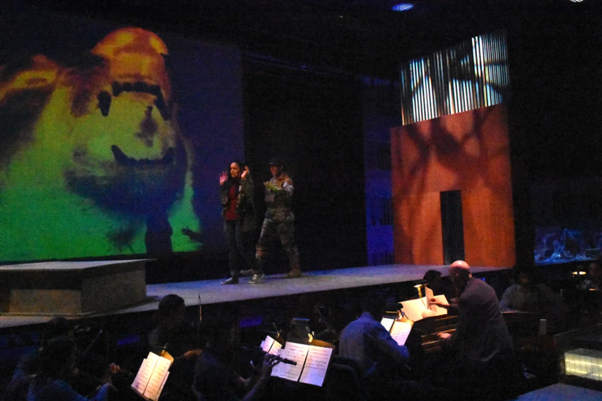 Guard (G. Da Silva) and Tisbe (S. Hassan). Photo Credit: Tina Buckman.