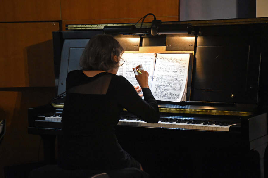  Catherine Miller at the piano - Photo by Tina Buckman 