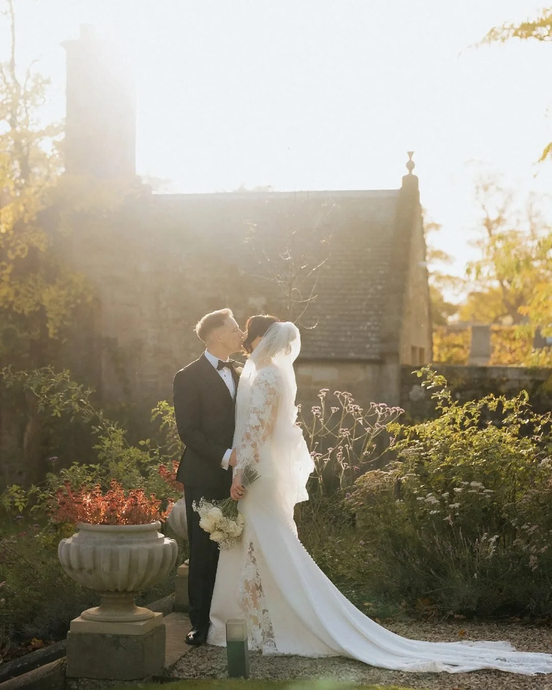 Sarah &amp; Kyle&rsquo;s black-tie wedding at the breathtaking Carlowrie Castle was nothing short of spectacular. Every detail was planned to perfection by the fantastic Premier Weddings&mdash;from jaw-dropping florals to a show-stopping performance 