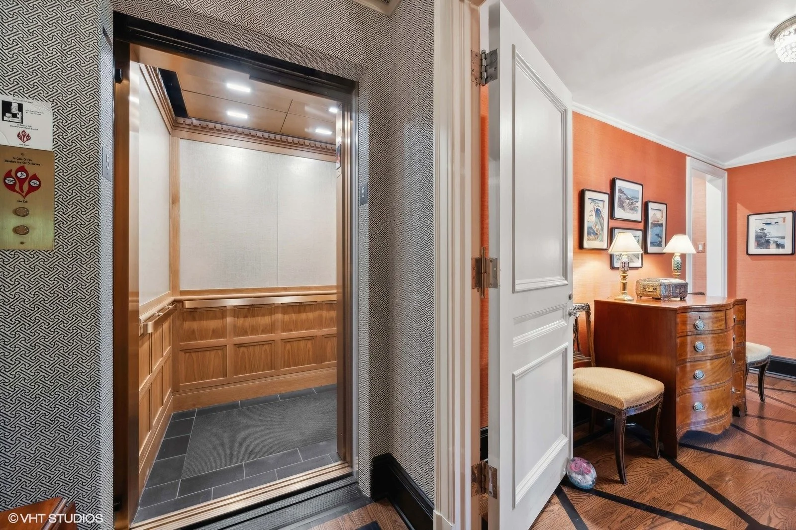 04_1448LakeshoreDr_Unit5C_84_Entryway_Large.jpg