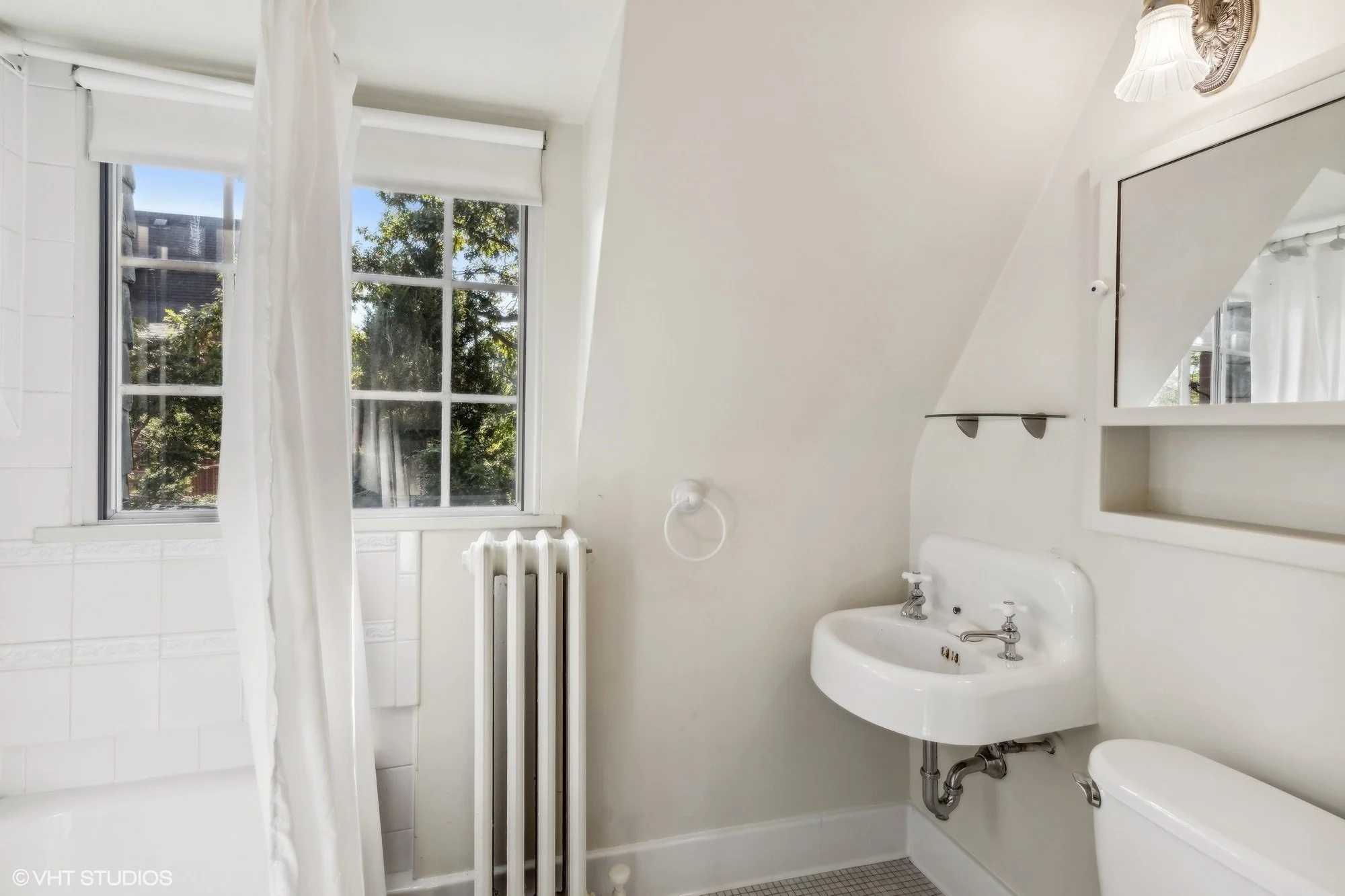 37_8844SPleasantAve_11_4thBathroom_MRED_2000x1333.jpg