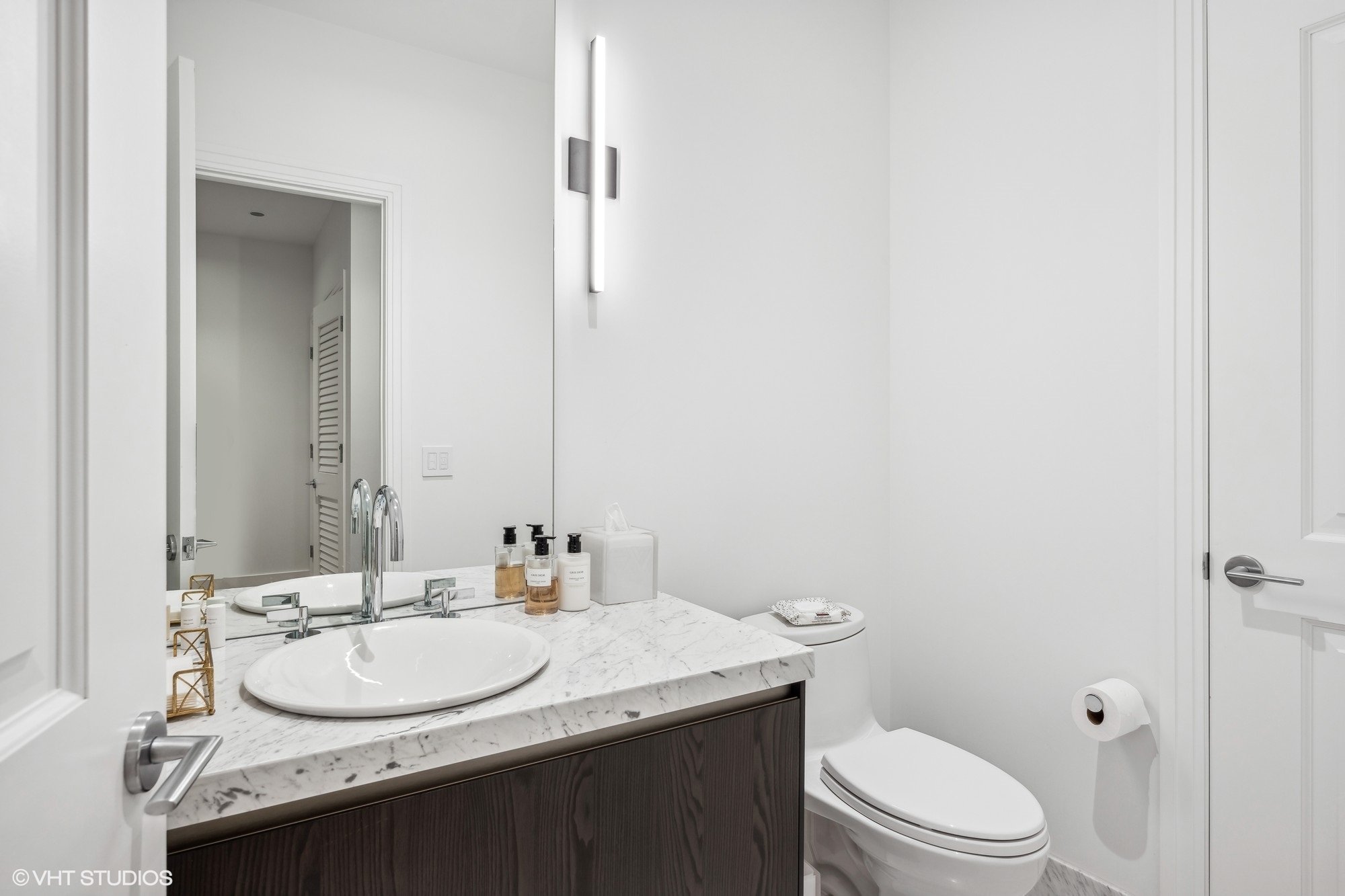 24_363EWackerUnit3703_7_HalfBath_MRED_2000x1333.jpg