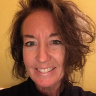 bio Julia Henzerling.jpg