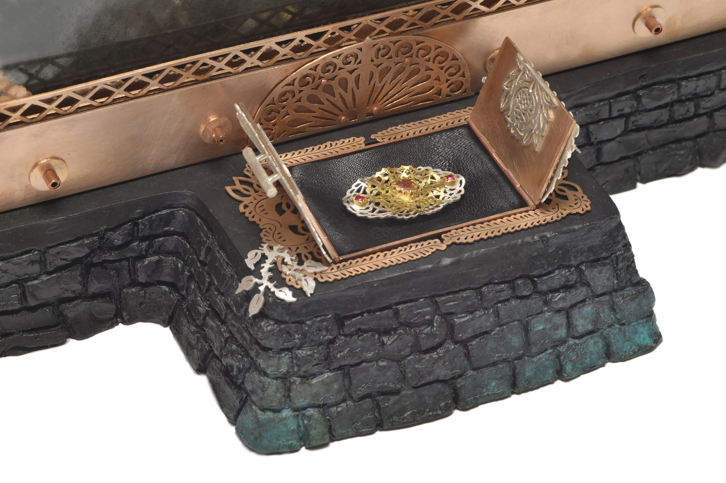 15-JAT SELF PORTRAIT BROOCH FRONT.JPG