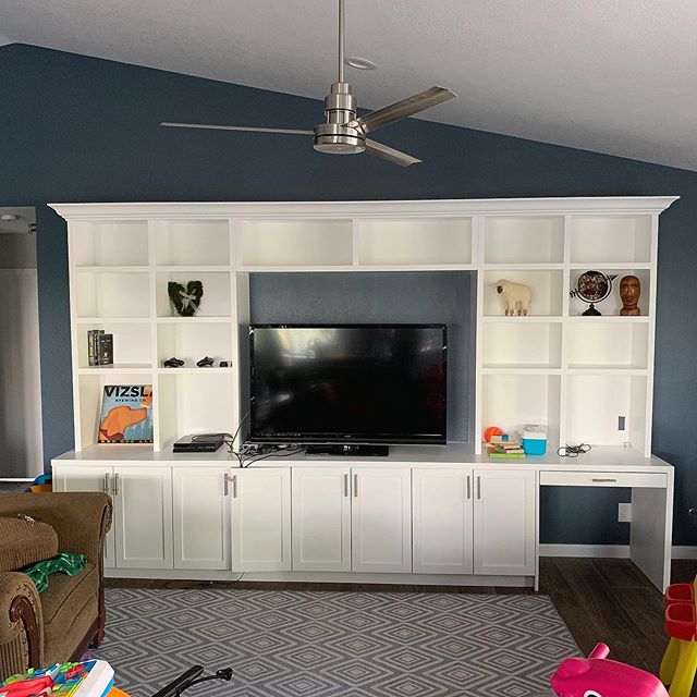 There is something about white cabinetry and crown molding that is so timeless and welcoming. We love seeing our work put to good use! 👏🏼👏🏼👏🏼 &bull;
&bull;
&bull;

#cabinetry #knottynuffwood #organization #moderndesign #interiordesigntrends #bu