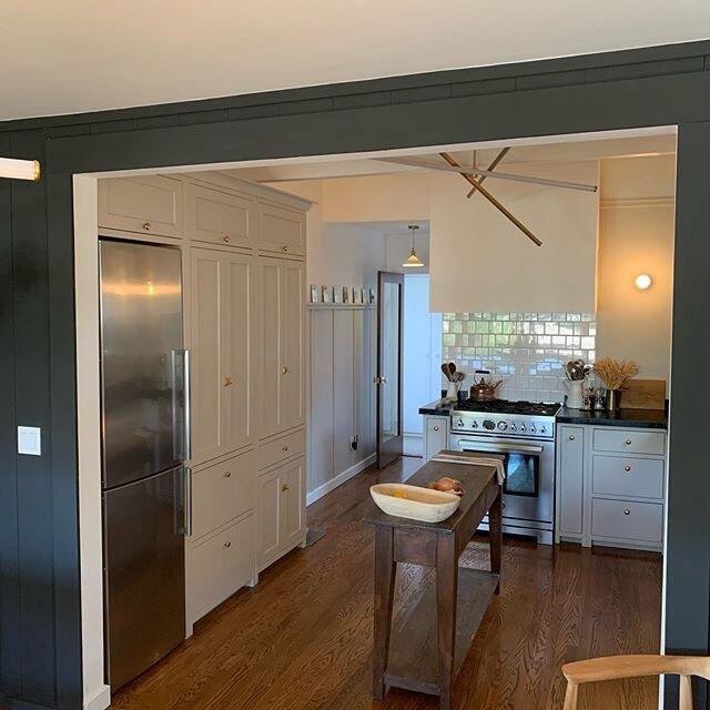 A @devolkitchens inspired kitchen we completed a few months ago. #customcabinetry #faceframe #flushinset #losangeles #orangecounty #newportbeach #interiordesign #Luxury #interiordesigner