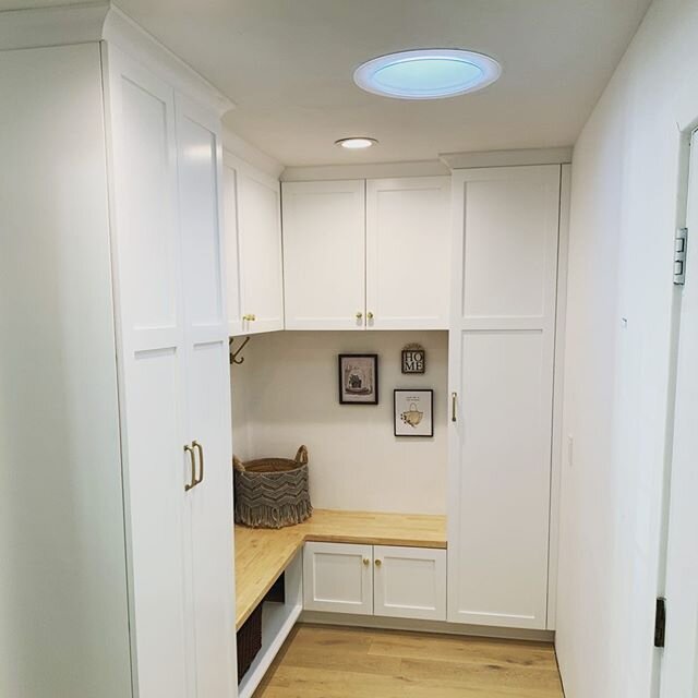 clean and classic mudroom. #framelesscabinets #shaker #customcabinetry #customcabinets #brasshardware #mudroom #functional #interiordesign #design #orangecounty #newportbeach #lagunabeach #losangeles #cleanlines