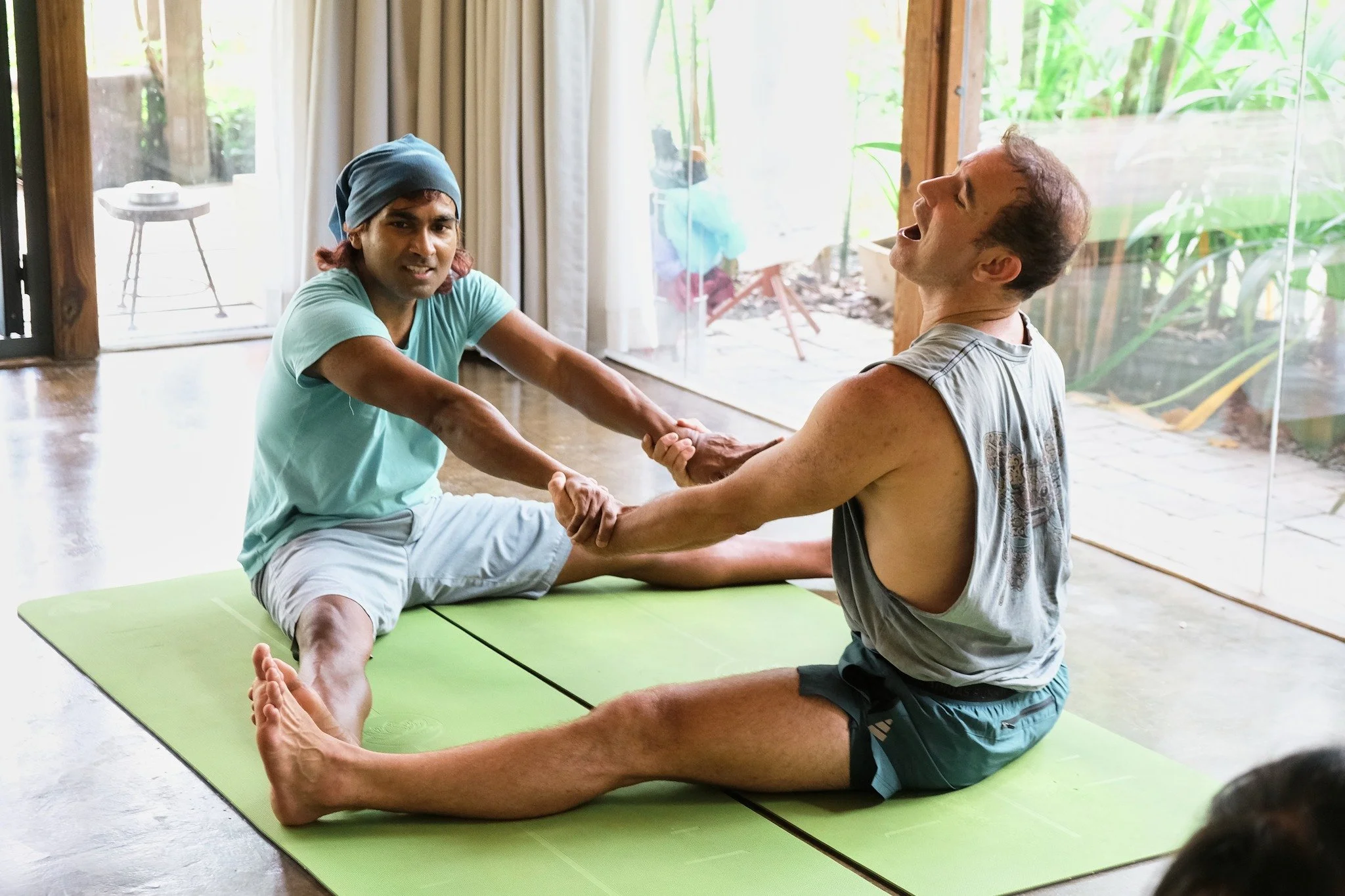 [Level 1 Recap] 🤸&zwj;♀️ 𝗔𝗰𝗿𝗼 𝗬𝗼𝗴𝗮 𝗪𝗼𝗿𝗸𝘀𝗵𝗼𝗽 𝗦𝗲𝗿𝗶𝗲𝘀 𝘄𝗶𝘁𝗵 𝗗𝗮𝘃𝗶𝗱 𝗦𝗶𝗹𝗹𝗲𝗿 🌿

A weekend morning filled with laughter, energy, and connection at our Acro Yoga Level 1 with David! 🌿

Every movement was a dance between 