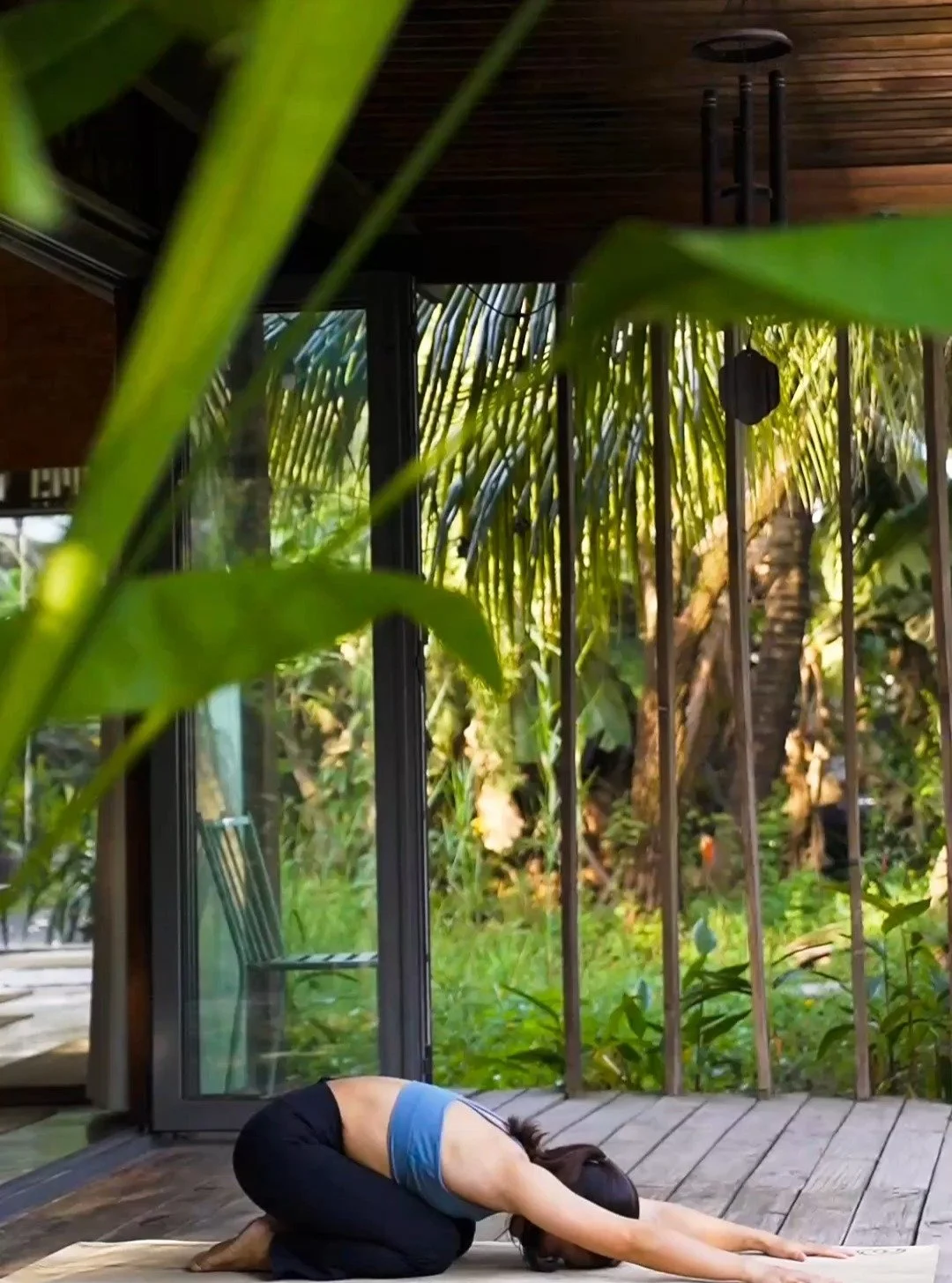 CORE-FOCUSED PRACTICE WITH H&Agrave; MINH 🔥

This core-focused practice with H&agrave; Minh is about morethan just &ldquo;feeling the burn.&rdquo;It&rsquo;s about learning how to move from your center - withcontrol, awareness, and intention.Thr