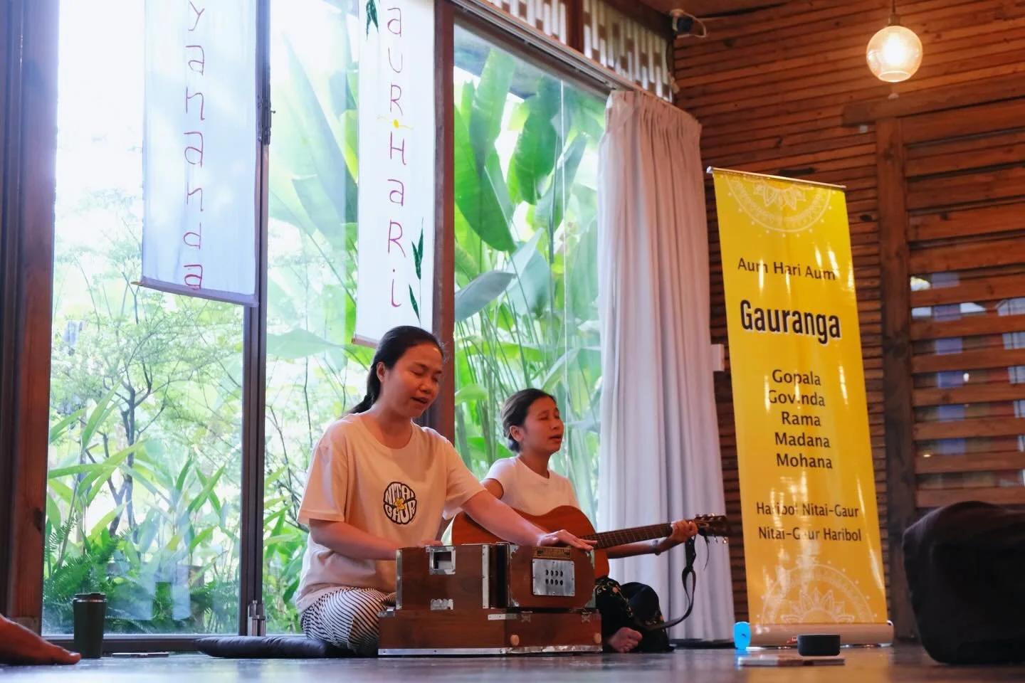 (Vui l&ograve;ng xem Tiếng Việt b&ecirc;n dưới)

Gopala, Govinda, Rama Madana Mohana&hellip; 🧘&zwj;♀️🎶
A gentle calling of pure love, inner peace, and the divine presence within...

[𝐌𝐎𝐍𝐓𝐇𝐋𝐘 𝐒𝐀𝐓𝐒𝐀𝐍𝐆 𝐑𝐄𝐂𝐀𝐏]

Some things cannot be 