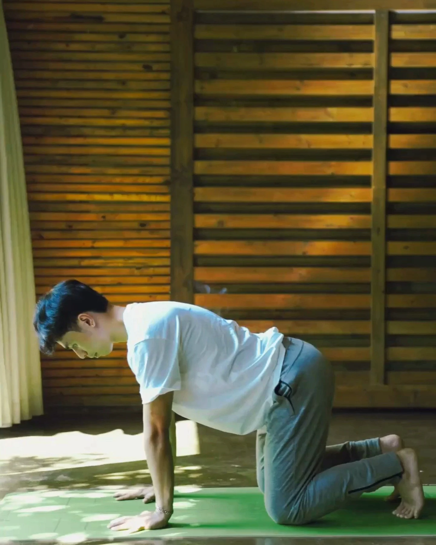 4 SIMPLE SPINE STRETCHING POSES

Tension along the spine often builds gradually through posture, repetition, and inactivity rather than from a single cause. When movement becomes limited, surrounding muscles tighten and the spine loses its ability to