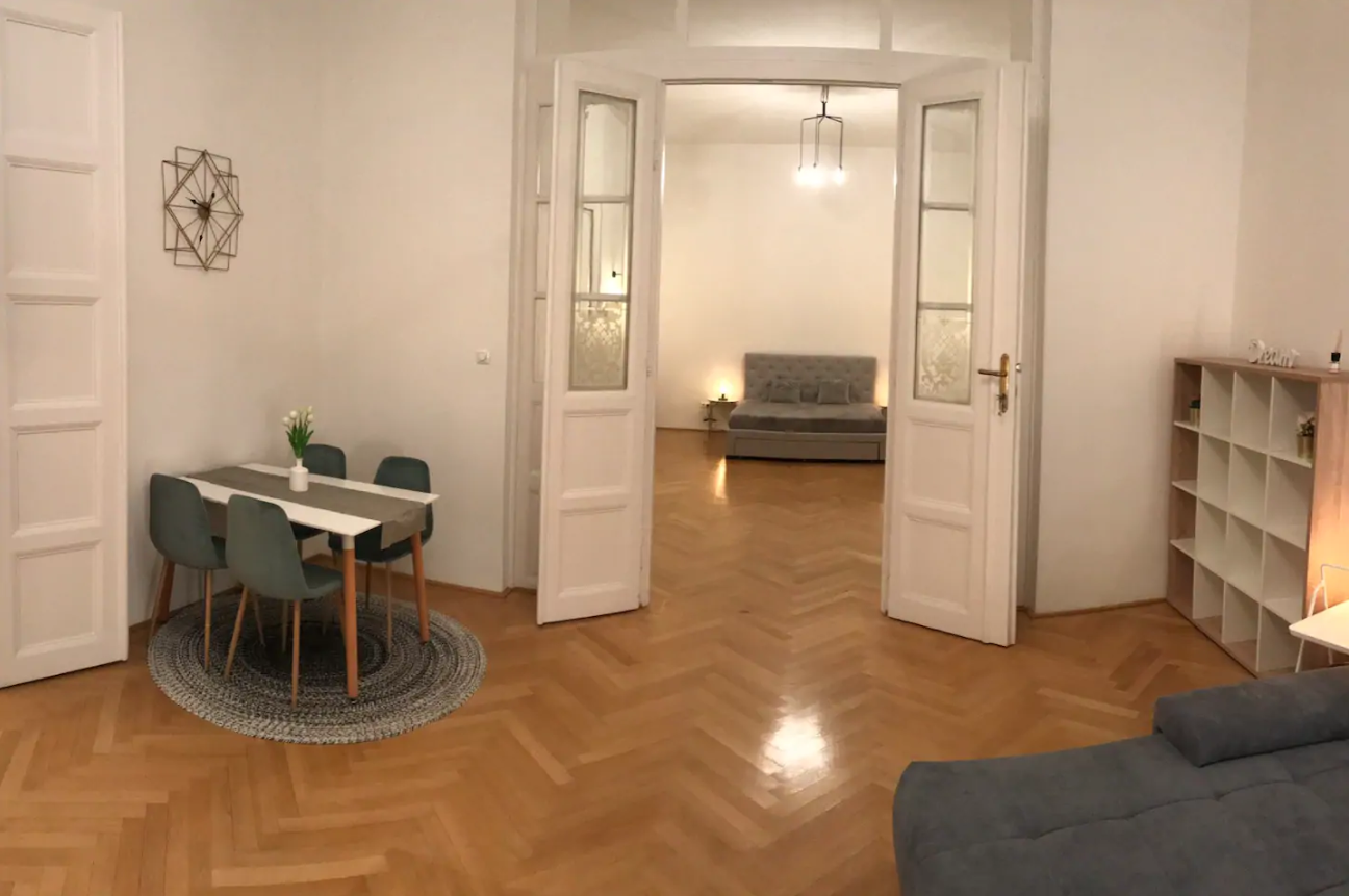 Euroom_Budapest Eye Flat1.PNG