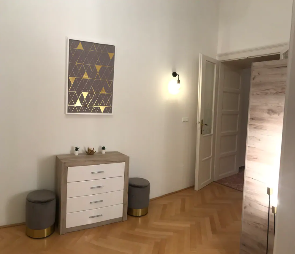 Euroom_Budapest Eye Flat3.PNG