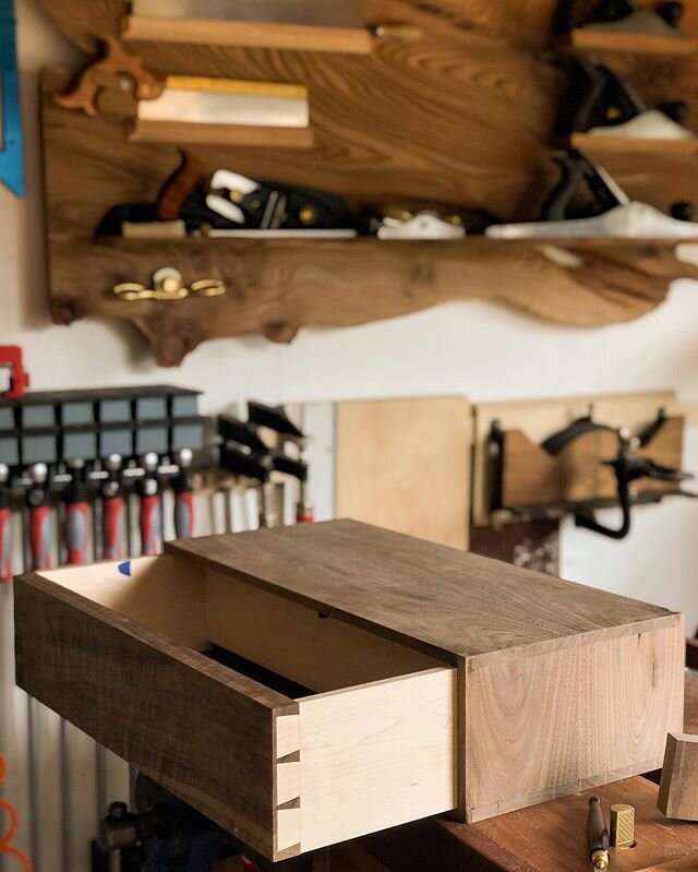 Half-blind dovetails in #walnut and #maple for a custom floating shelf; so tight I don&rsquo;t need to use clamps 😎 next is glue up and then fitting the drawer to the carcass 👍🏼 #frames #framemaker #bespokeframes #bespokeframing #art #gallery #exh