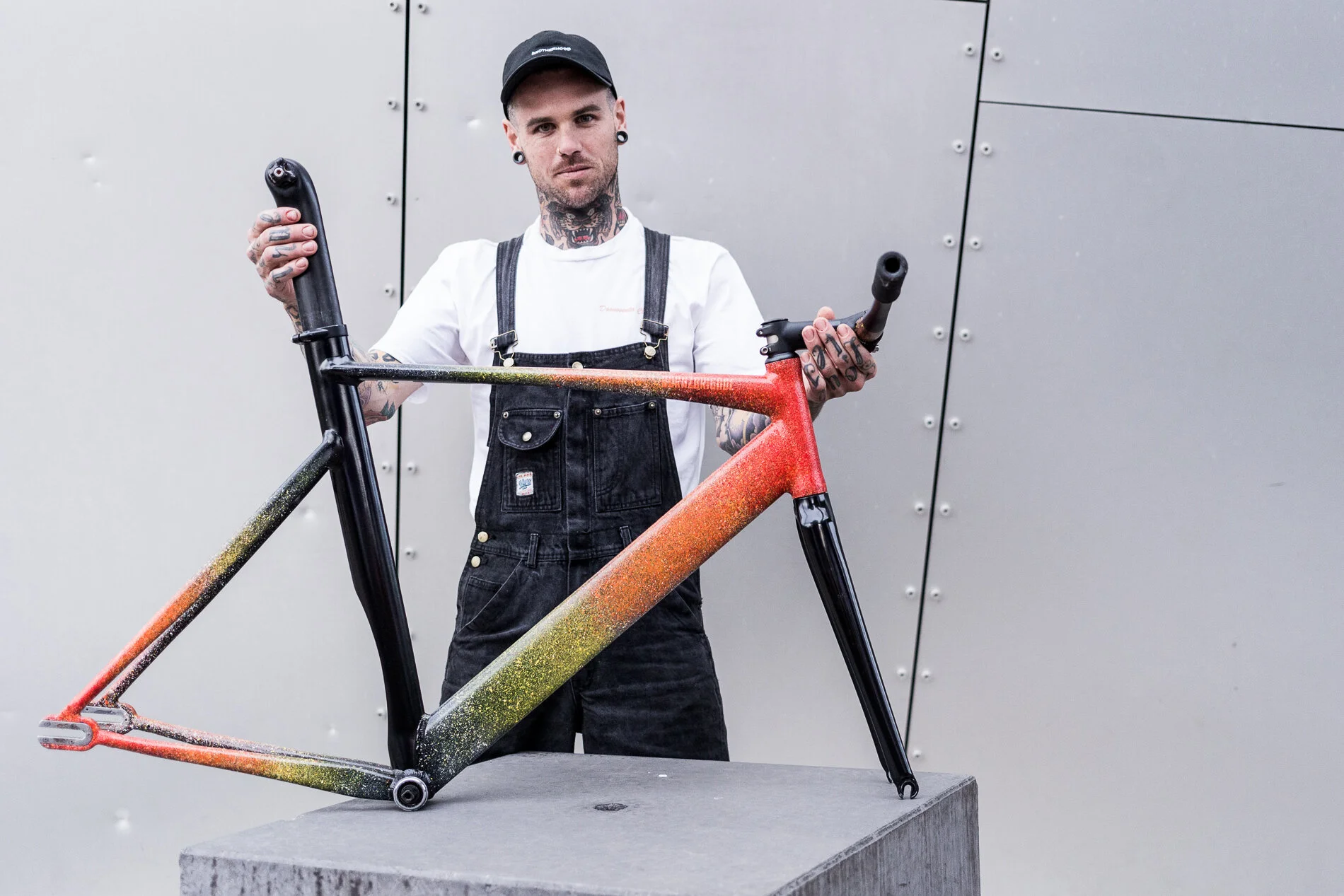 Rob Gaines holding the Langster Pro he custom painted for first prize.Photo by: @arihatzis