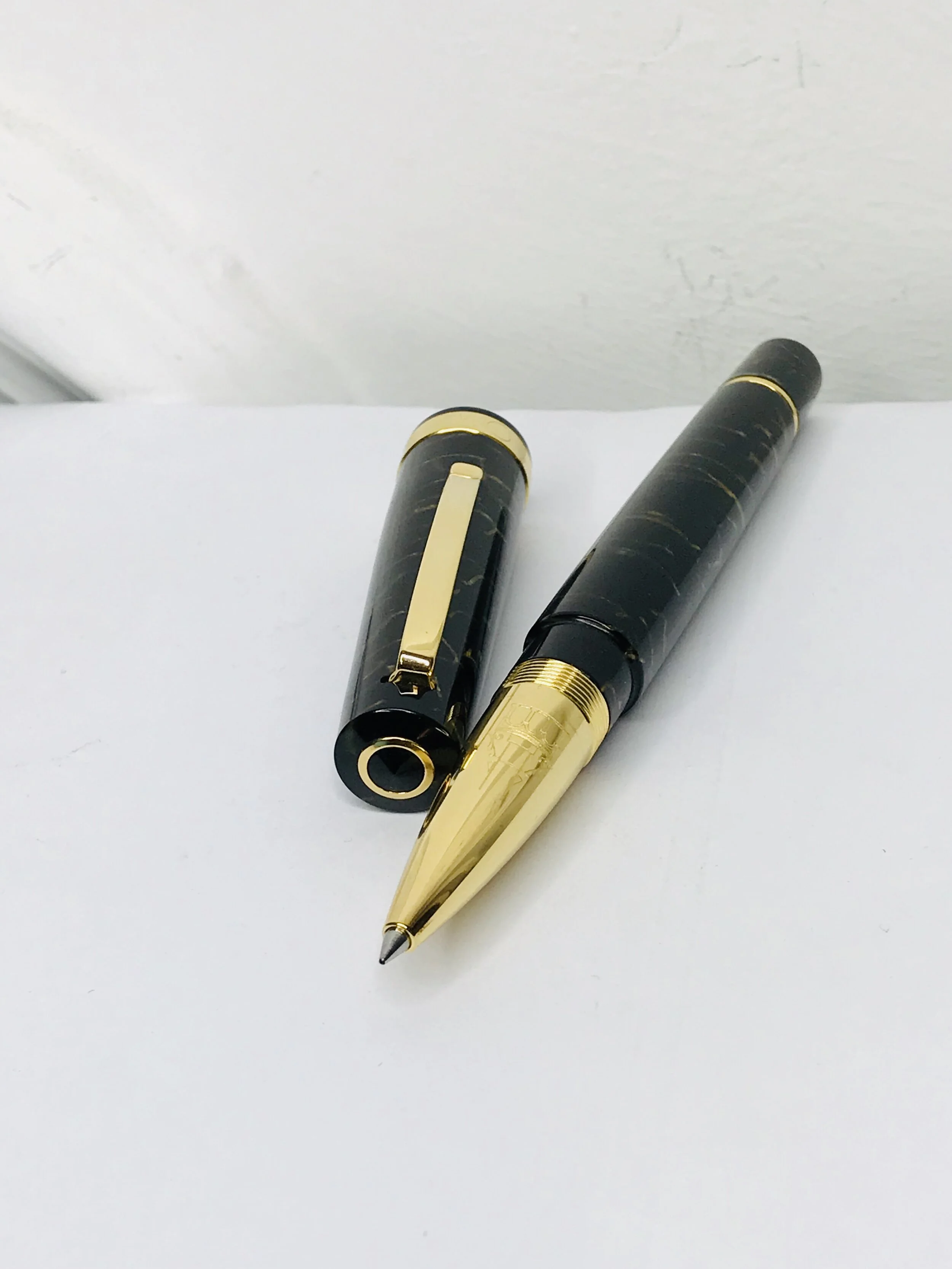 Omas: Bologna Celluloid Rollerball Pen – Black &amp; Gold