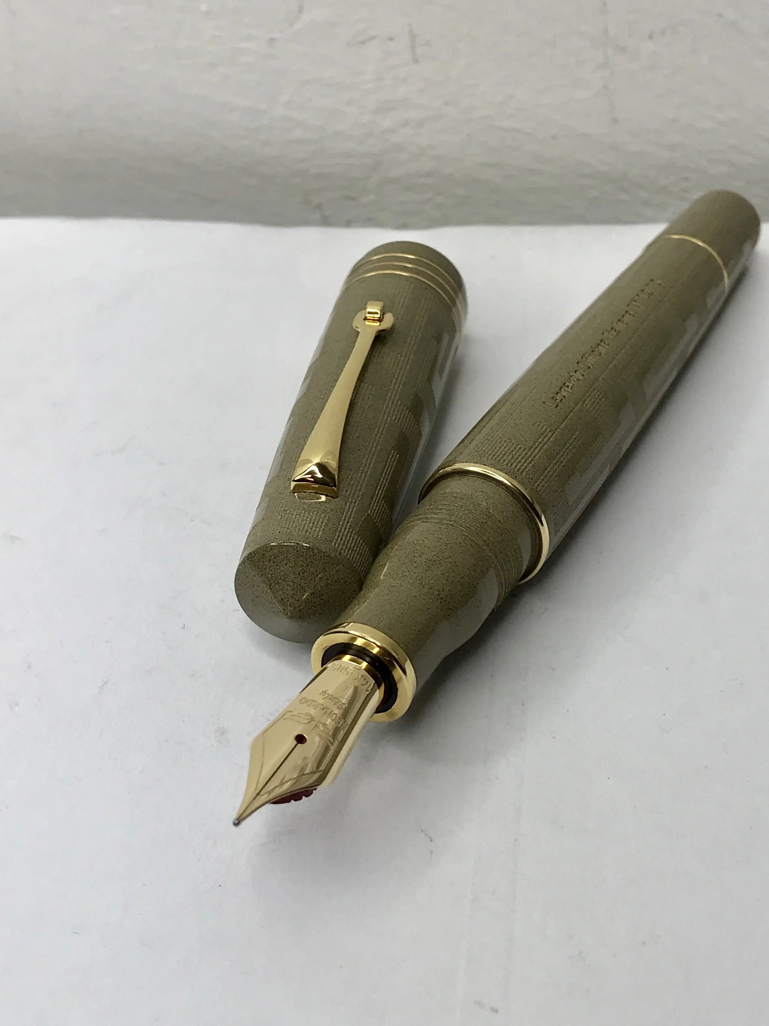 Leonardo Momento Zero Grande Art Deco Sand Ebonite Fountain Pen Gold Trim