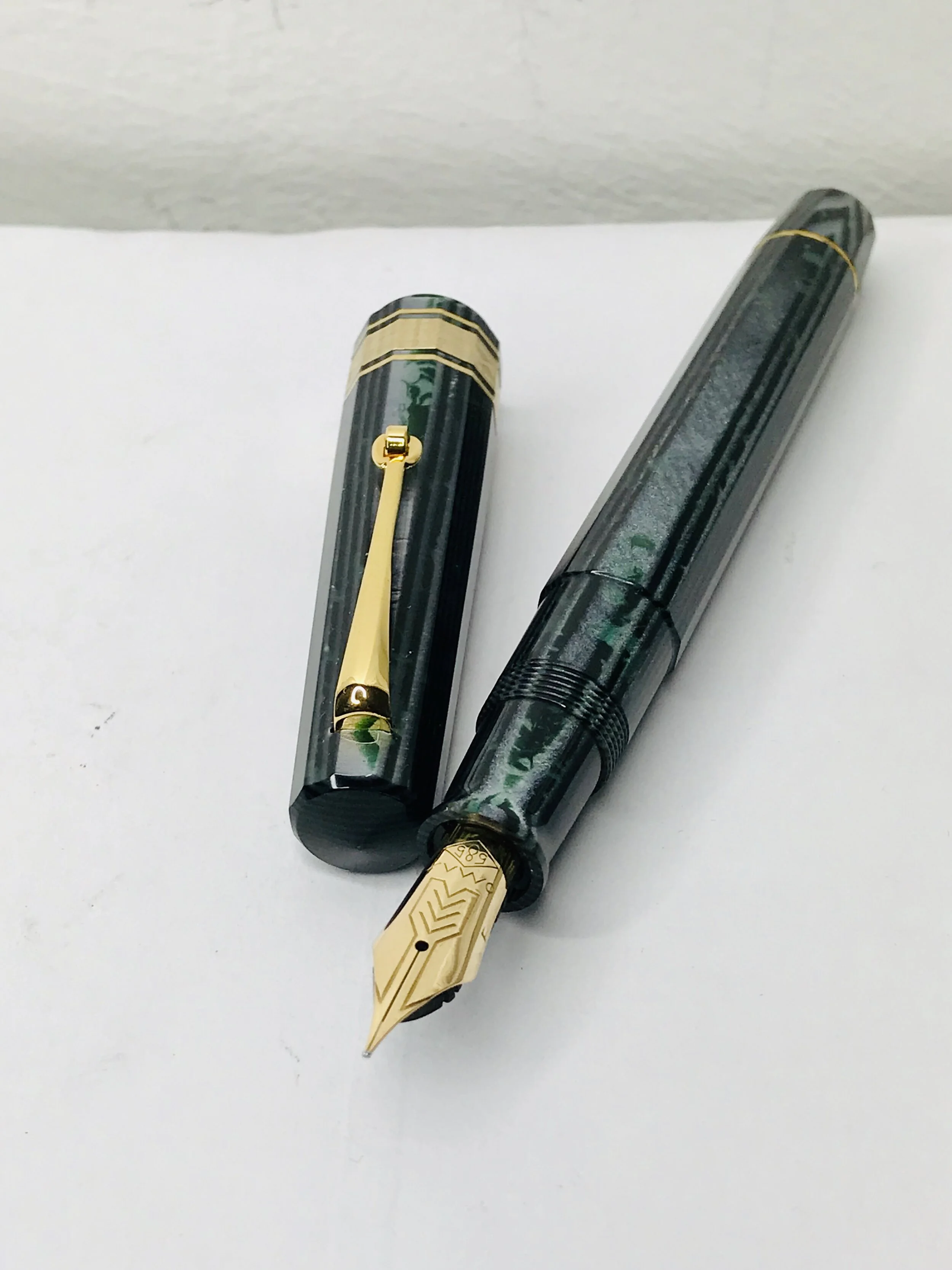 Omas Old Style Arte Italiano Paragon Arco Verde Fountain Pen 