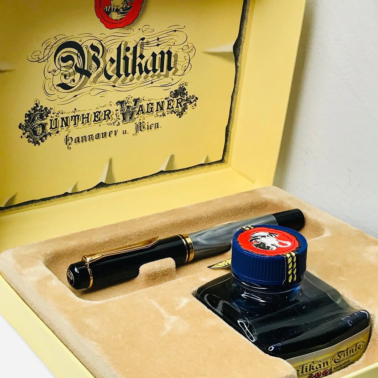 Pelikan M200 Revival / Old Style Grey Marble Fountain Pen.